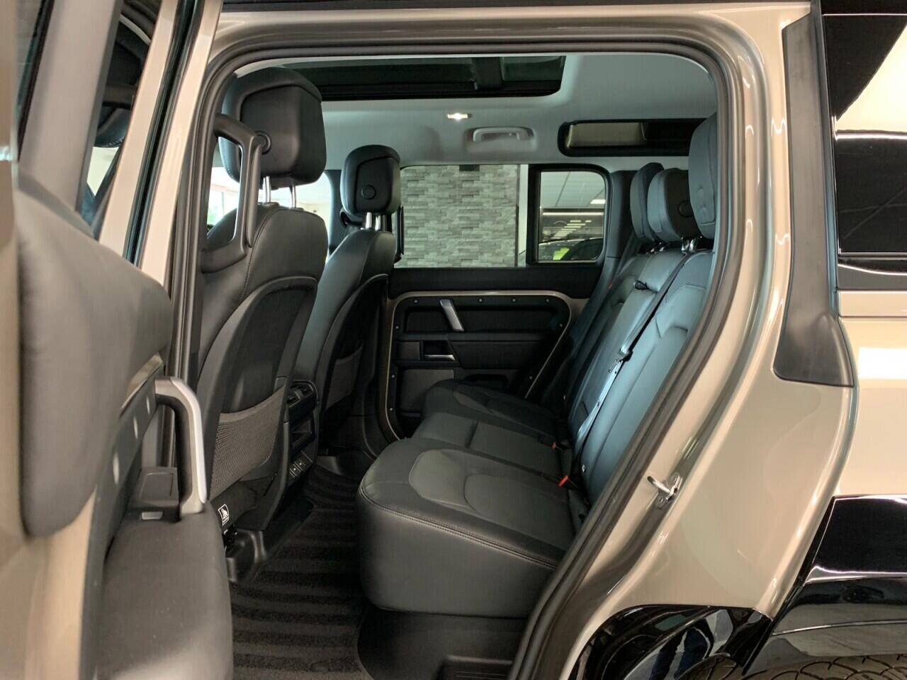 Land Rover Defender 110 view 30