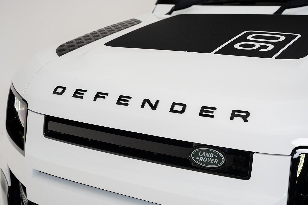 Land Rover Defender 90 view 27