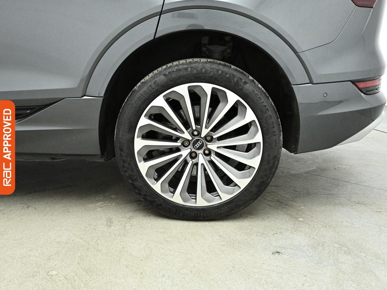 Audi E-Tron view 32
