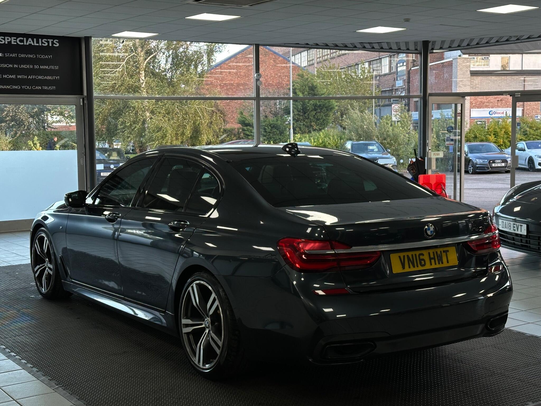 BMW 7 Series view 9