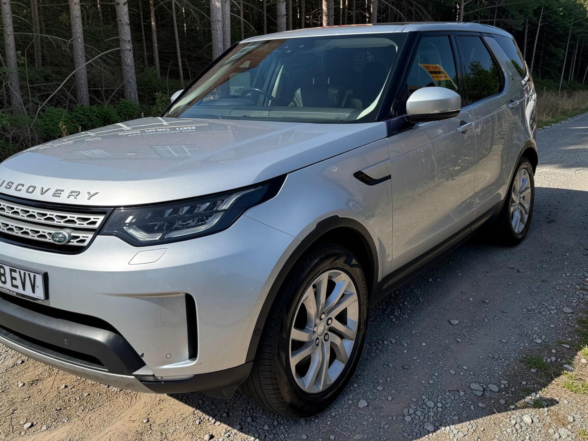 Land Rover Discovery view 3