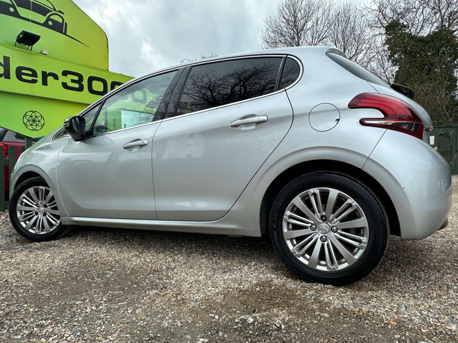 Peugeot 208 view 7