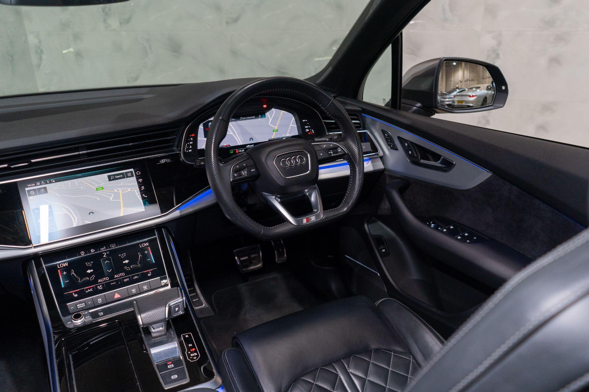 Audi SQ7 view 13