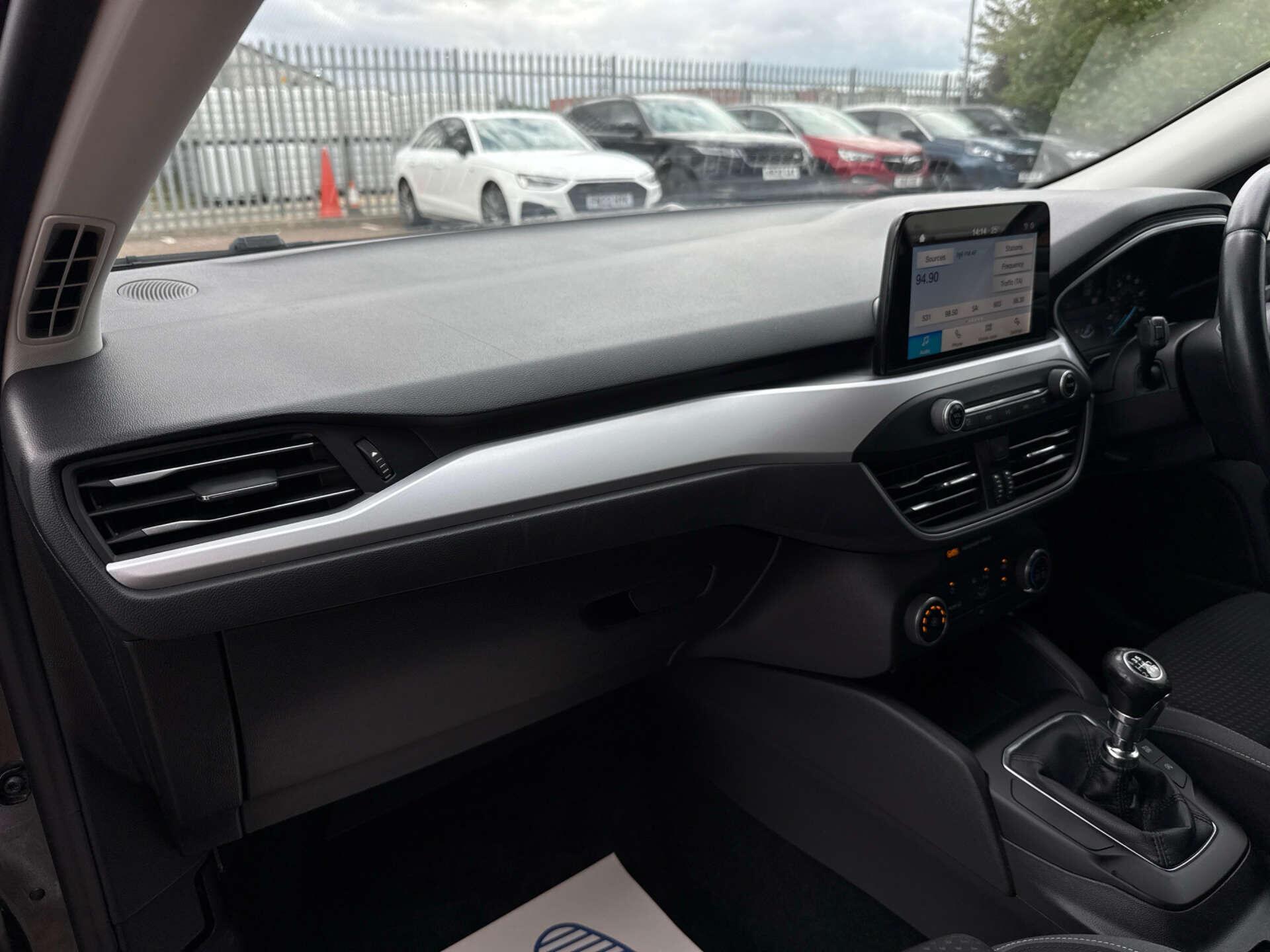 Ford Focus view 32