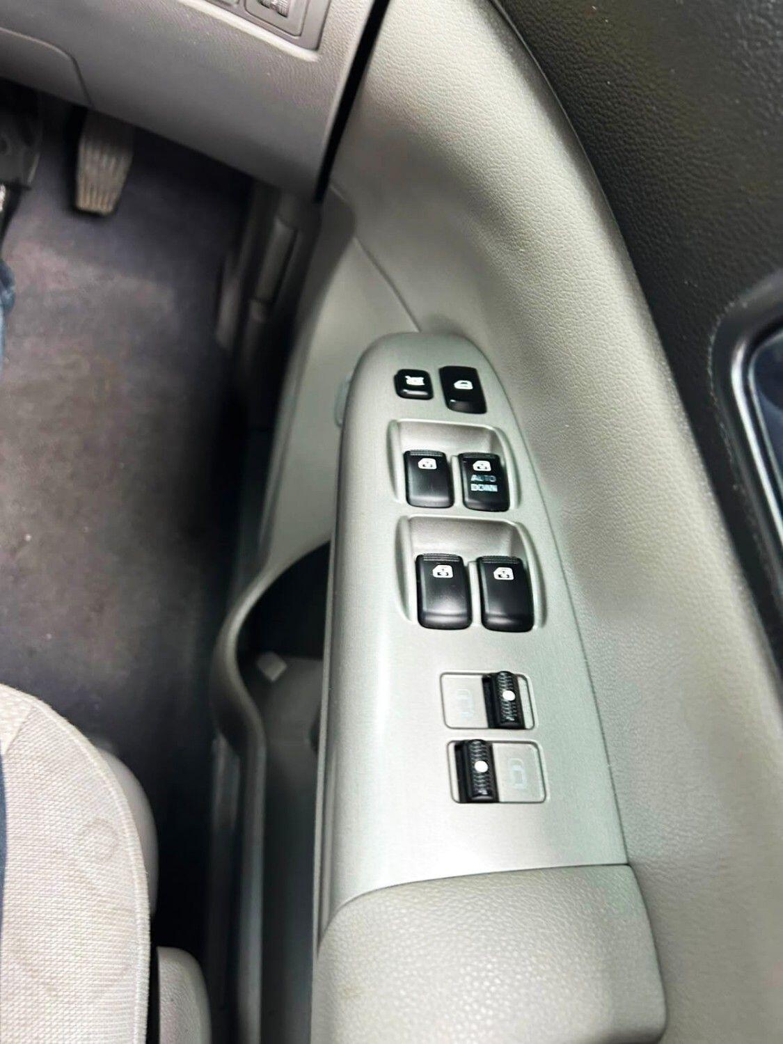 Kia Sedona view 16