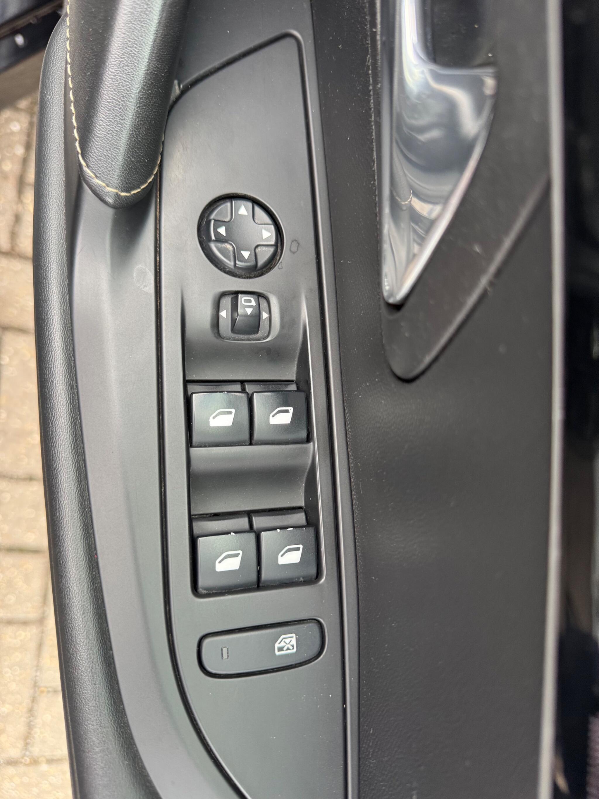 Peugeot e-208 view 18