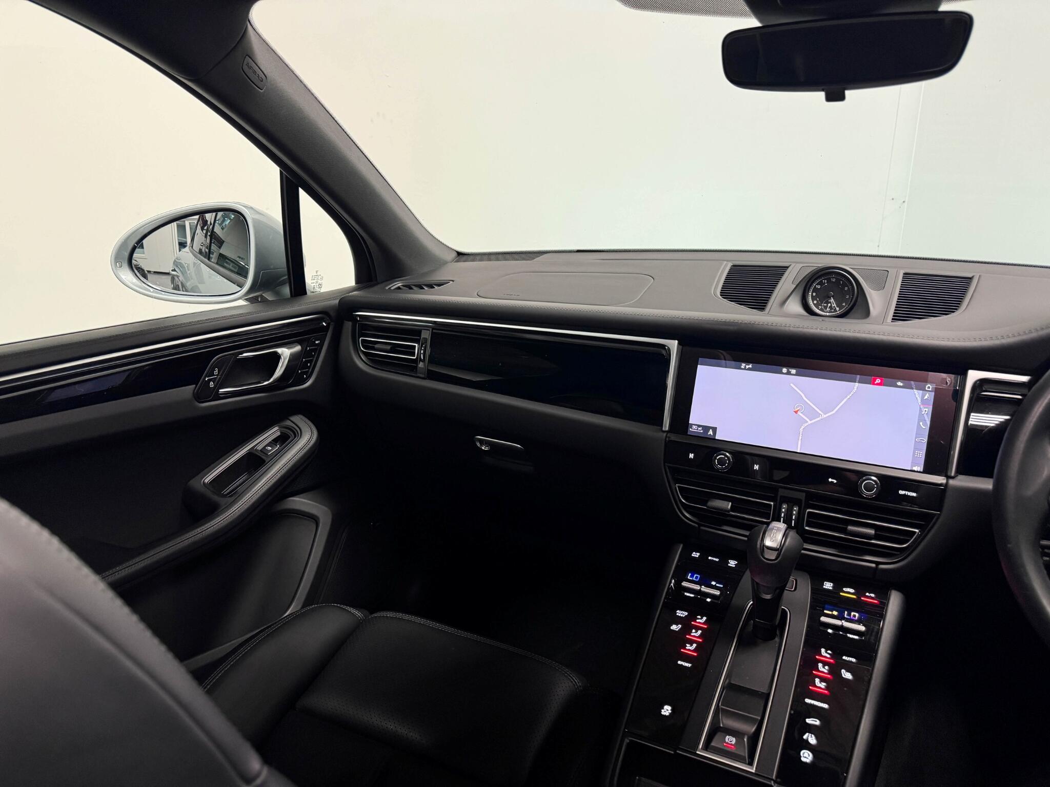 Porsche Macan view 26