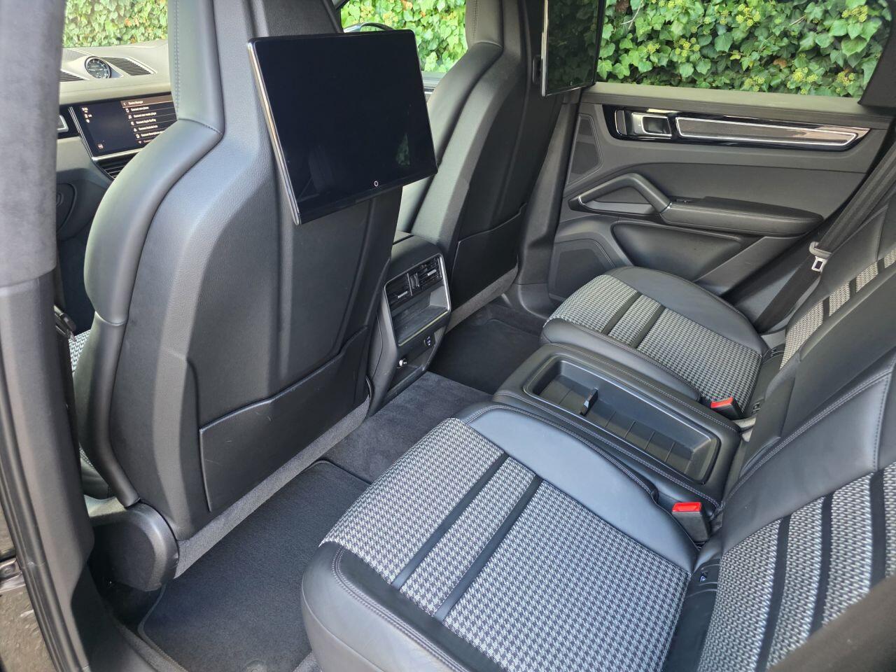 Porsche Cayenne view 43