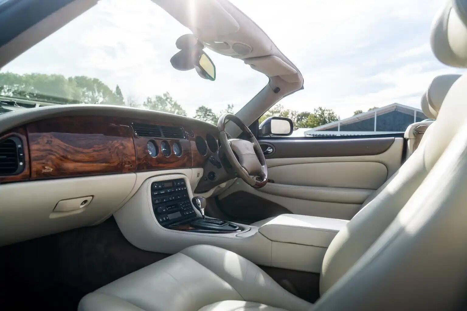 Jaguar XKR view 35