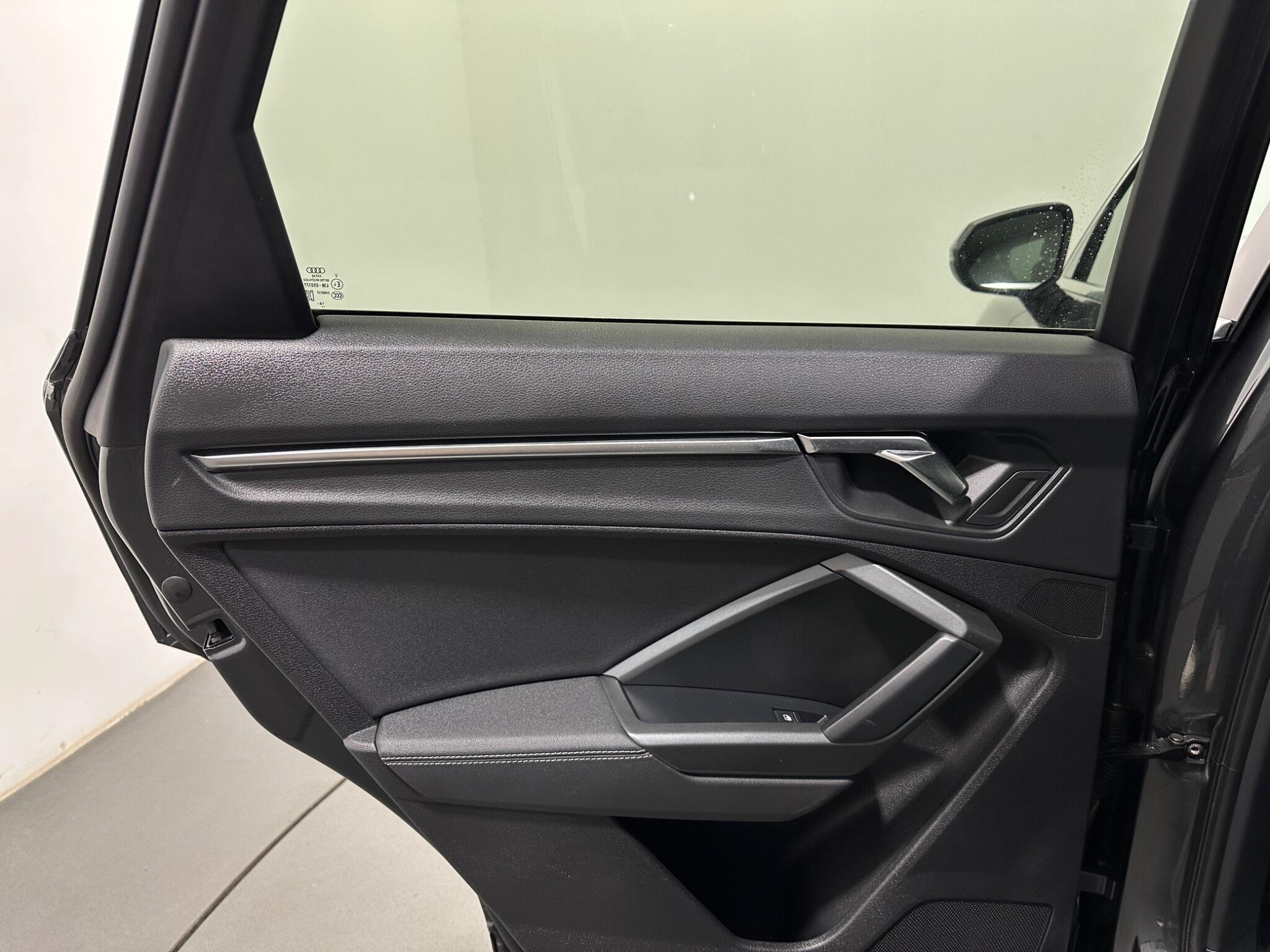 Audi Q3 view 39