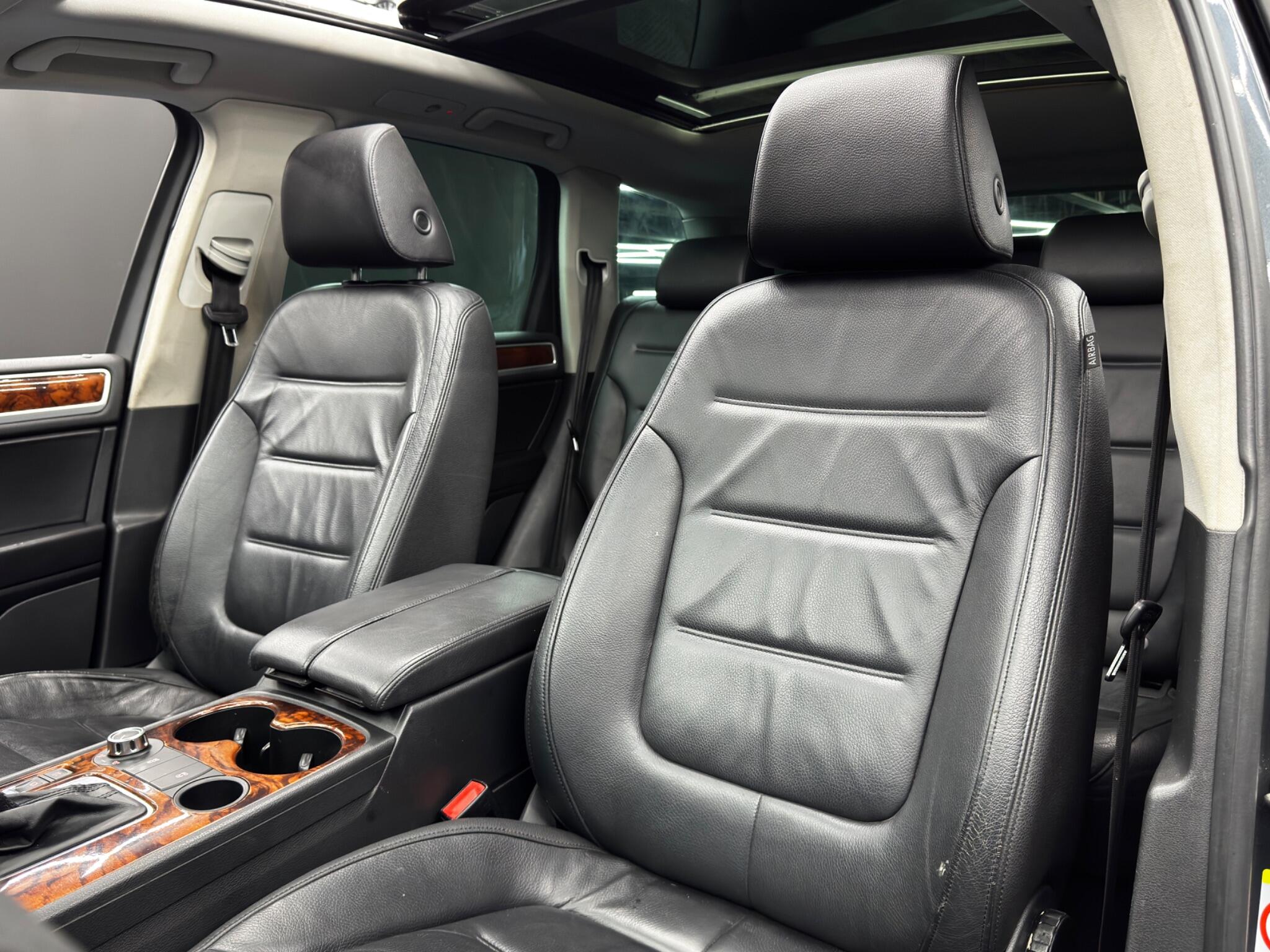 Volkswagen Touareg view 14
