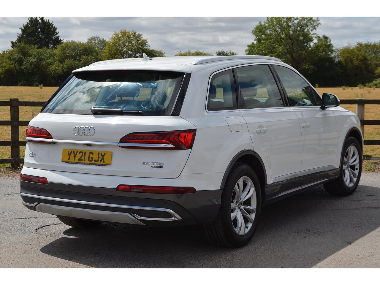 Audi Q7 view 9