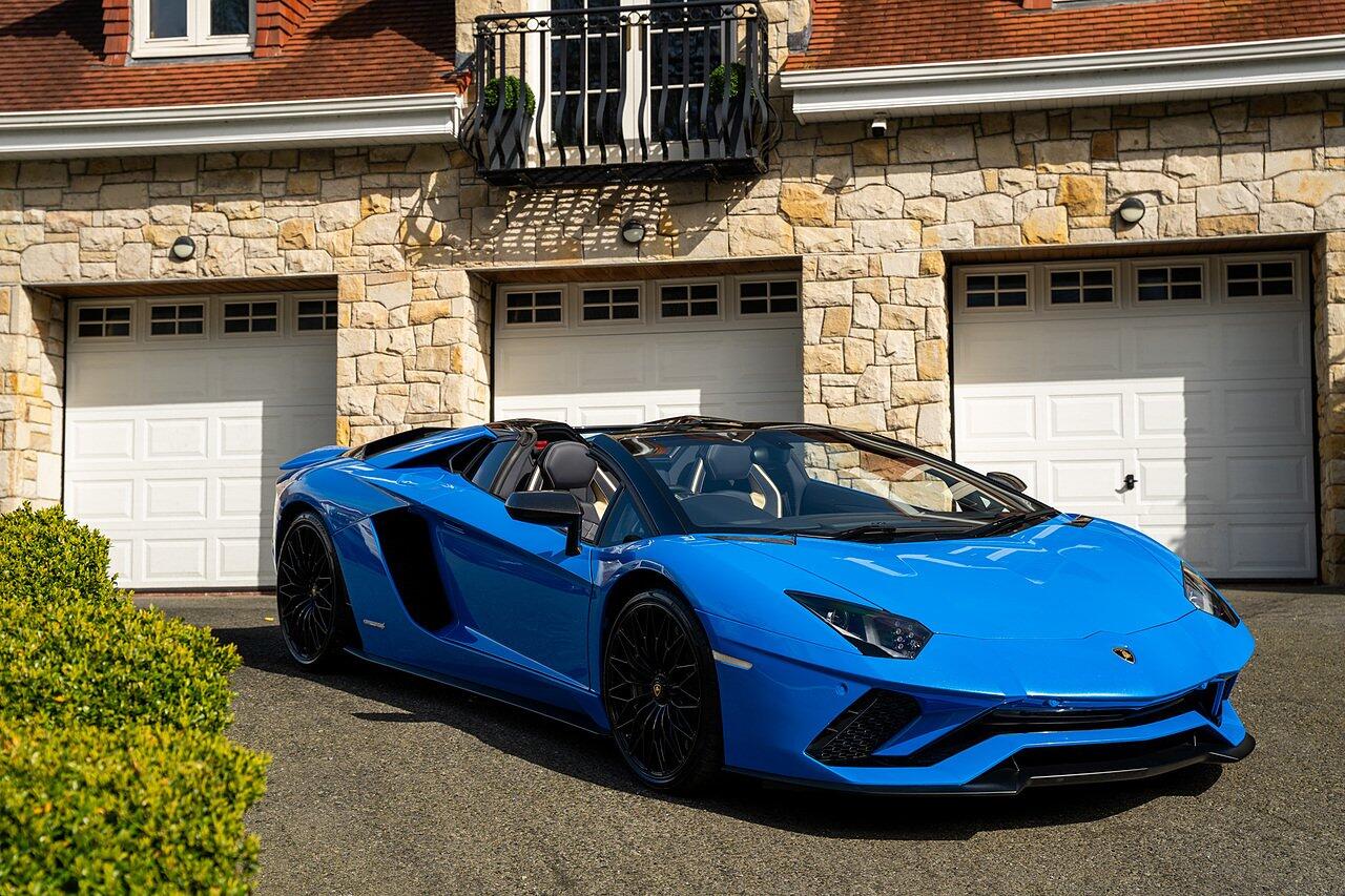 Lamborghini Aventador view 94