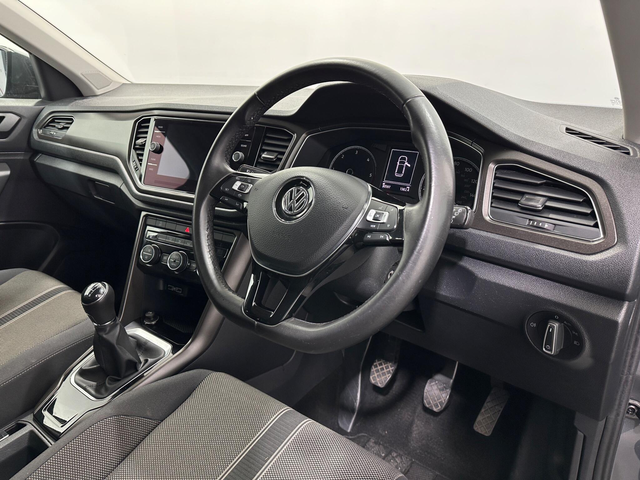 Volkswagen T-Roc view 11