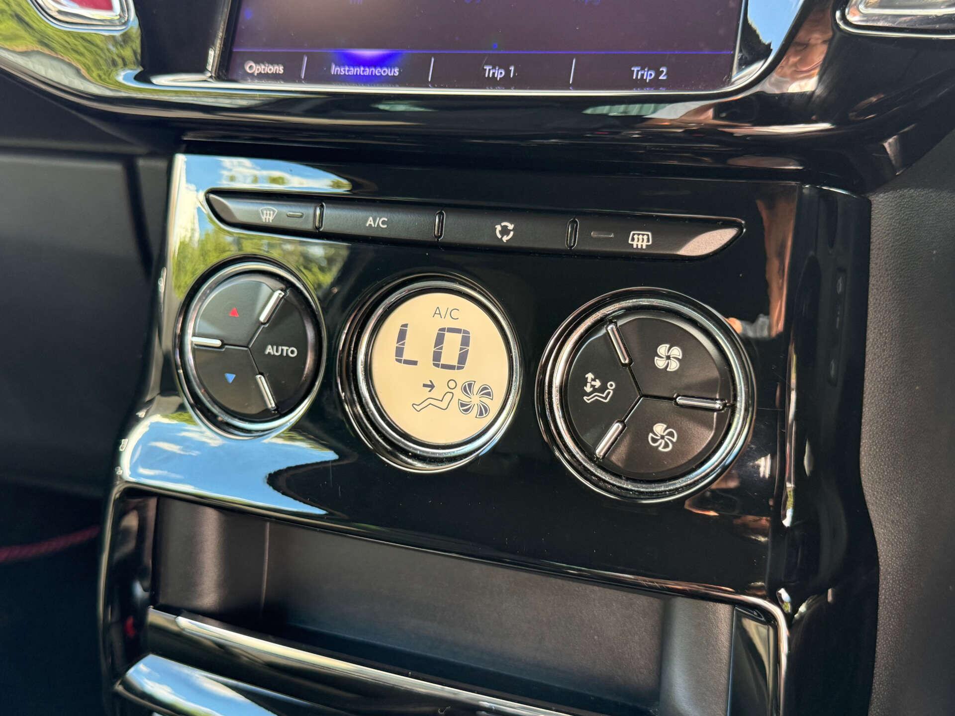 DS Automobiles DS 3 view 64
