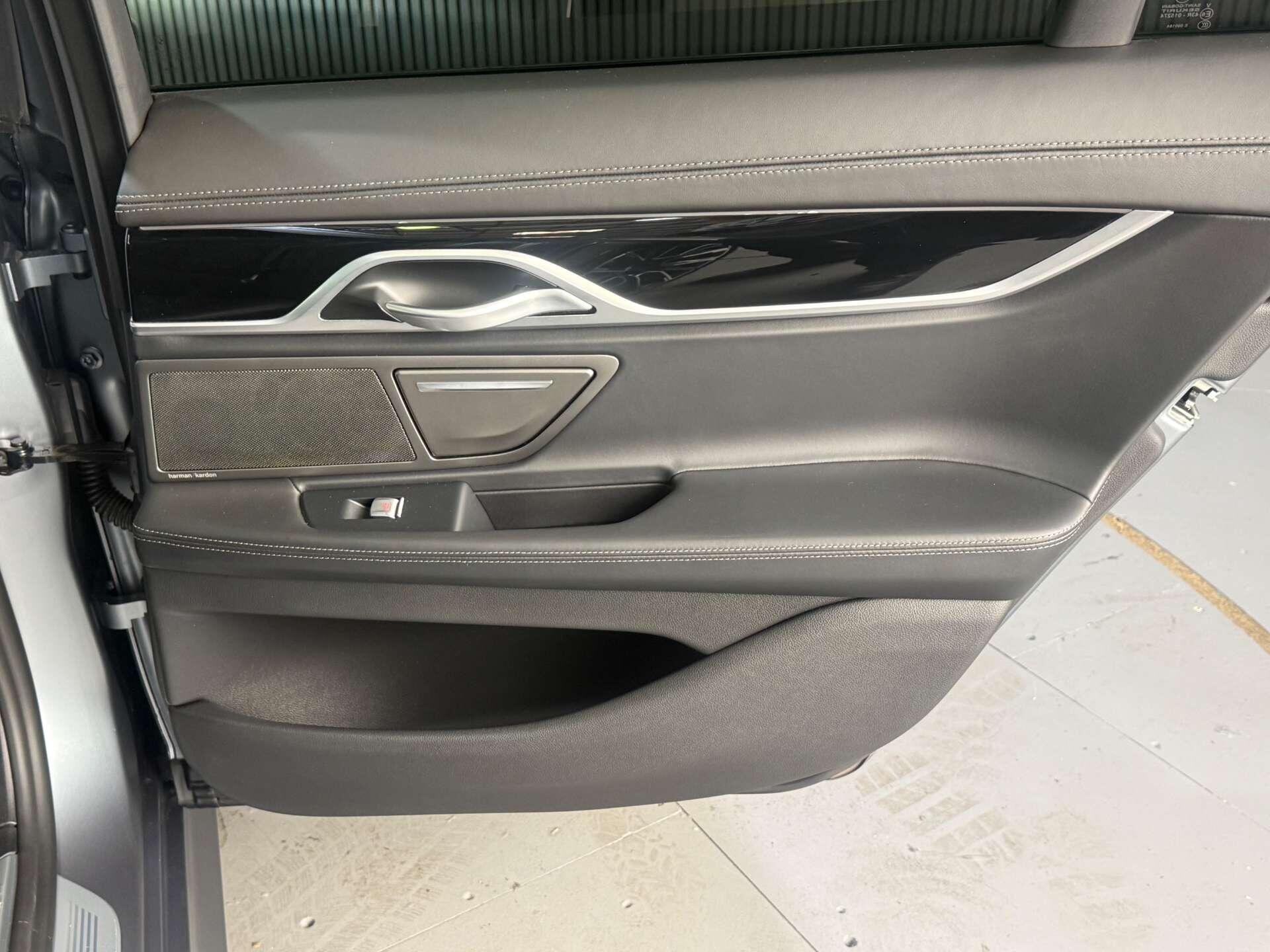 BMW 7 Series view 22