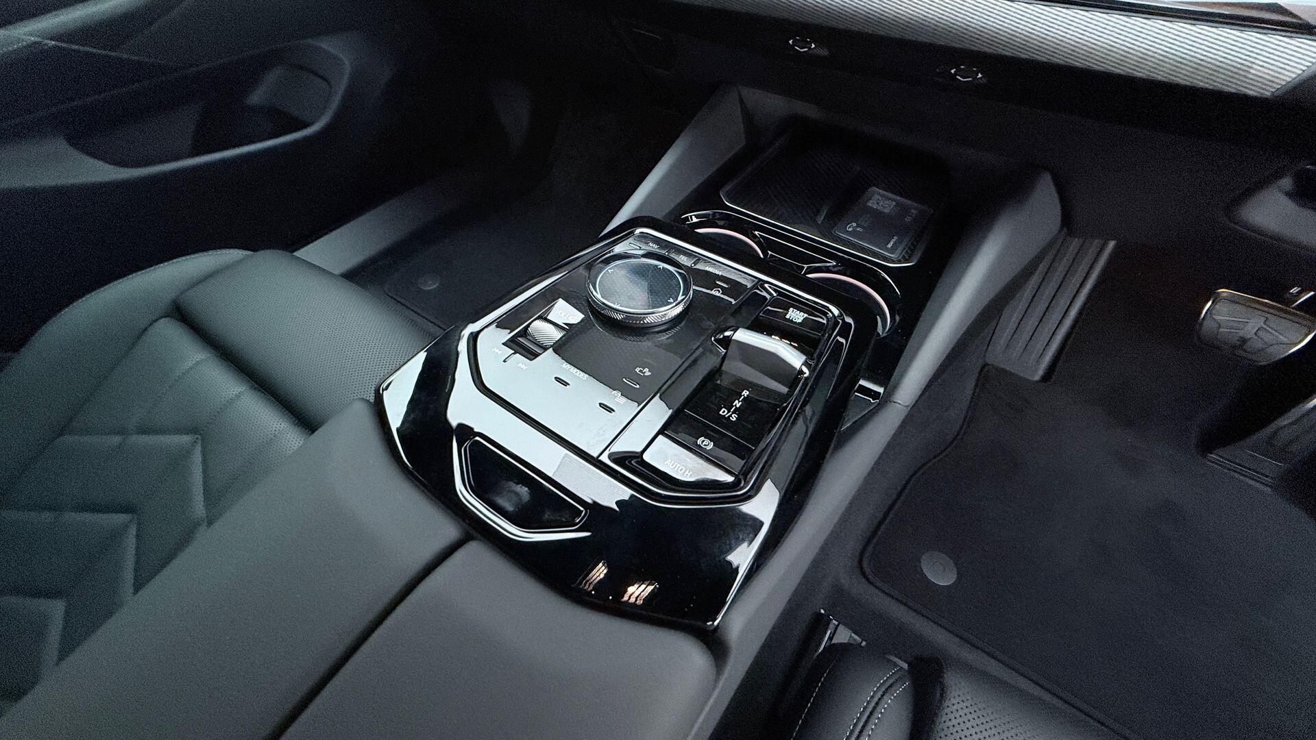 BMW 5 Series view 10