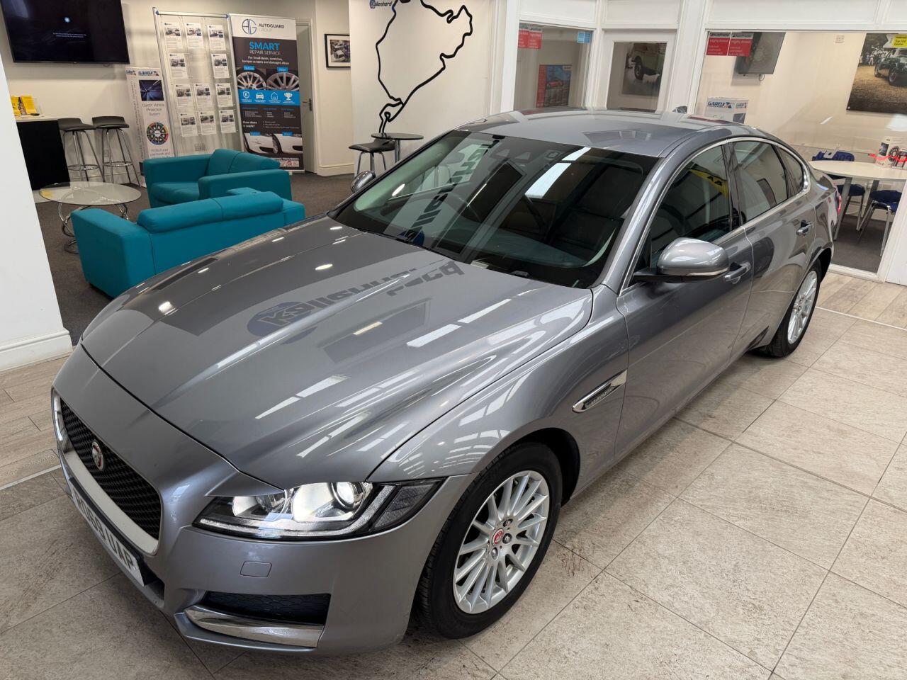 Jaguar XF view 10