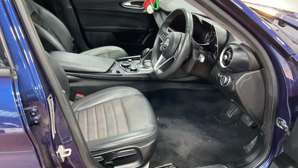 Alfa Romeo Giulia view 9