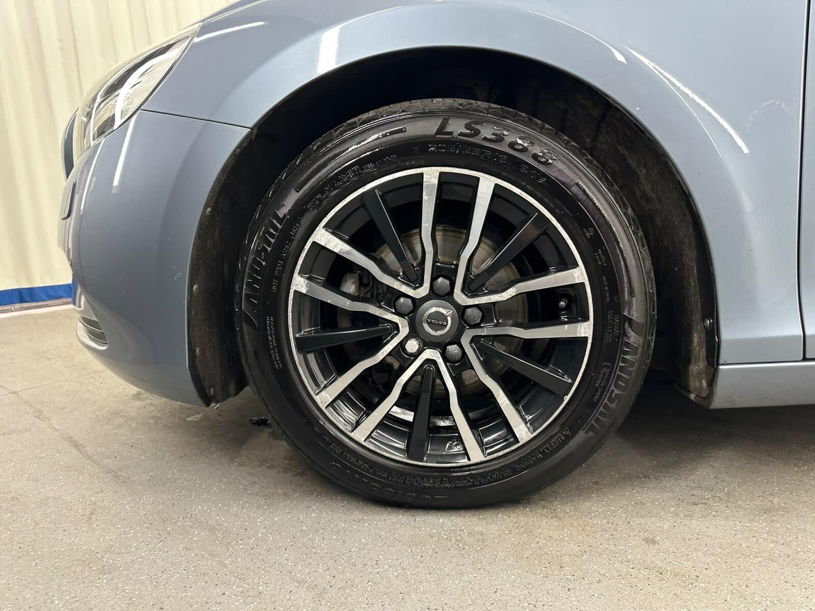 Volvo V40 view 20