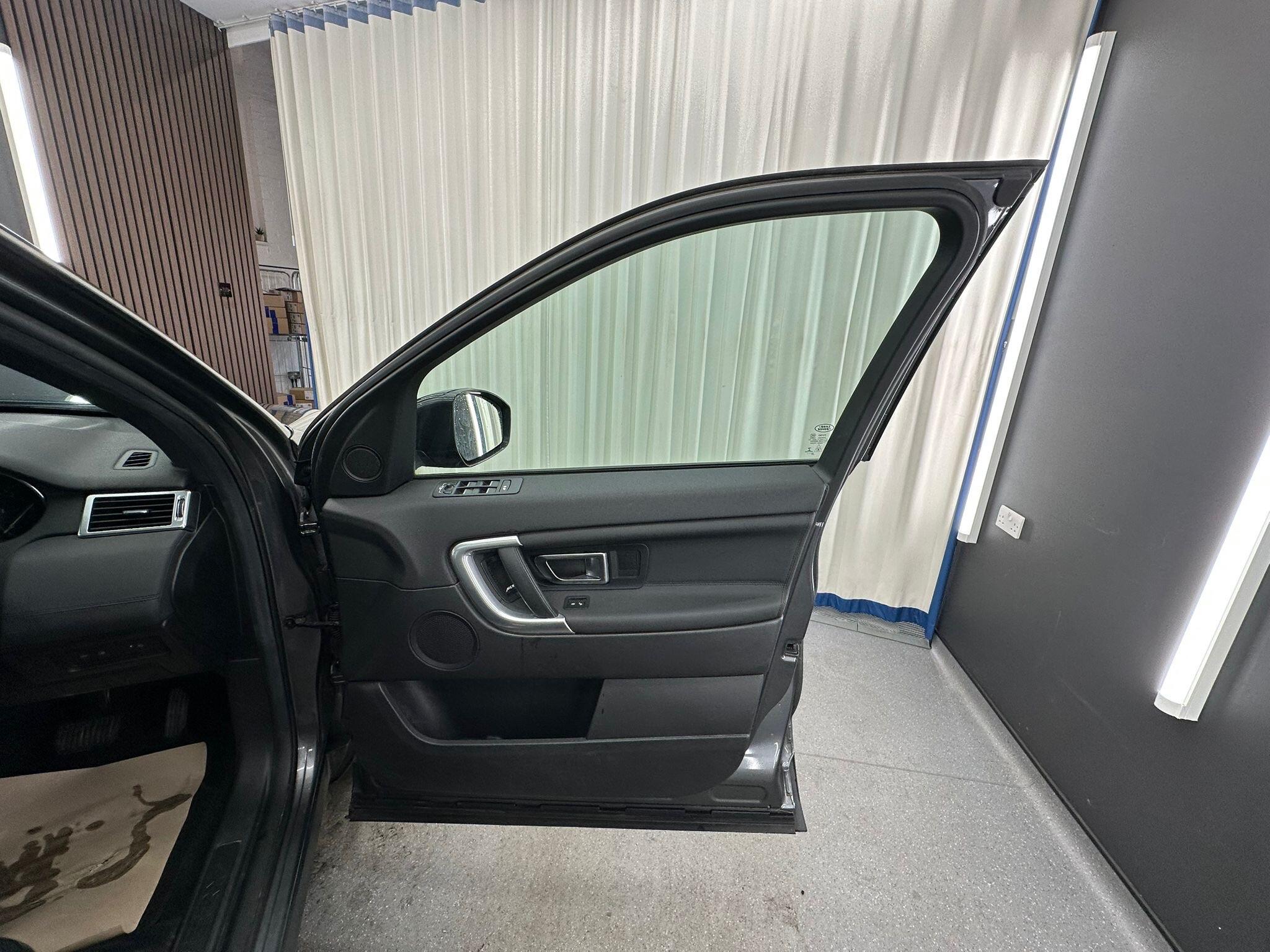 Land Rover Discovery Sport view 13