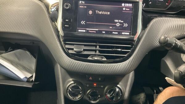 Peugeot 2008 view 11