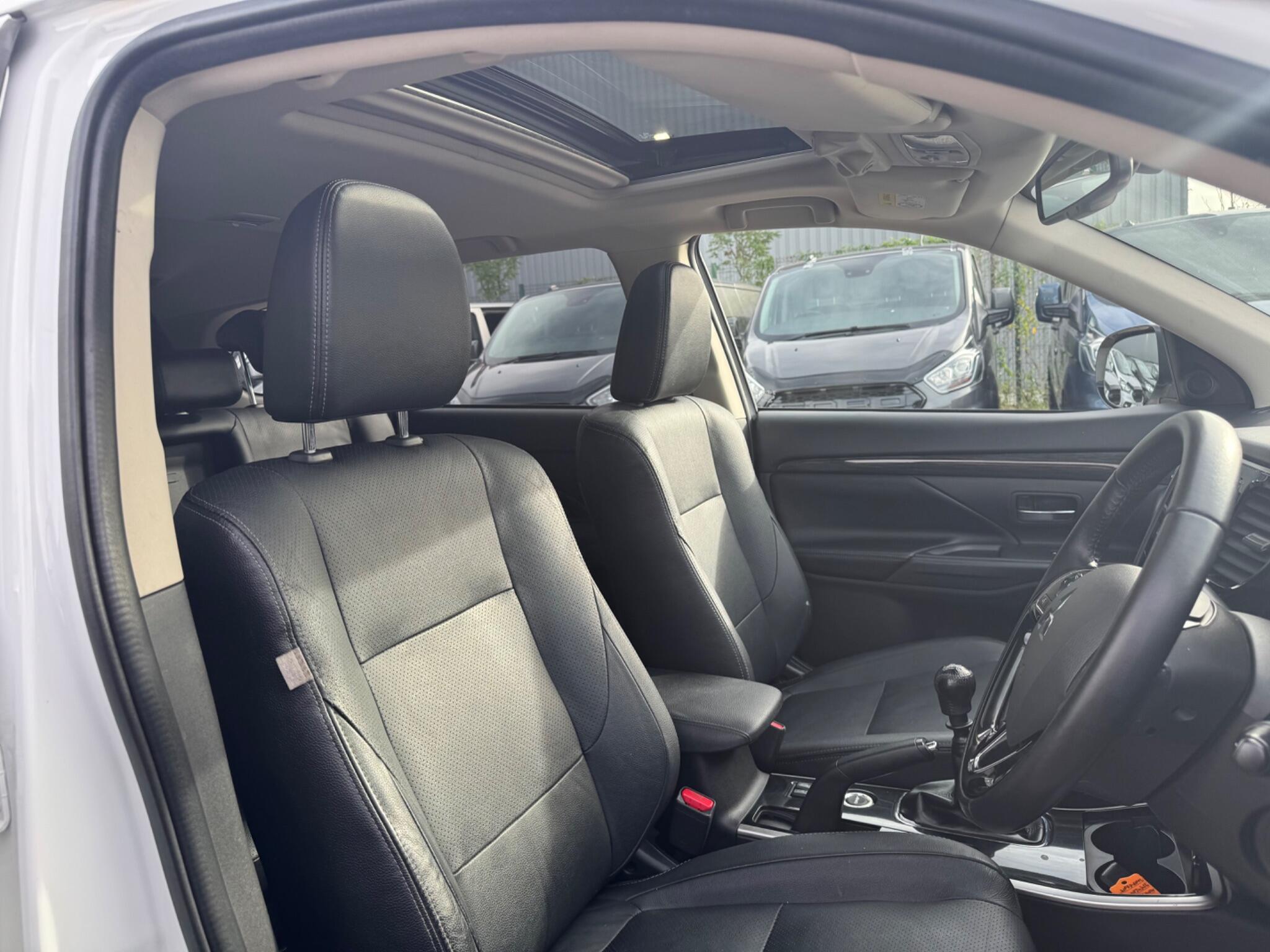 Mitsubishi Outlander view 12