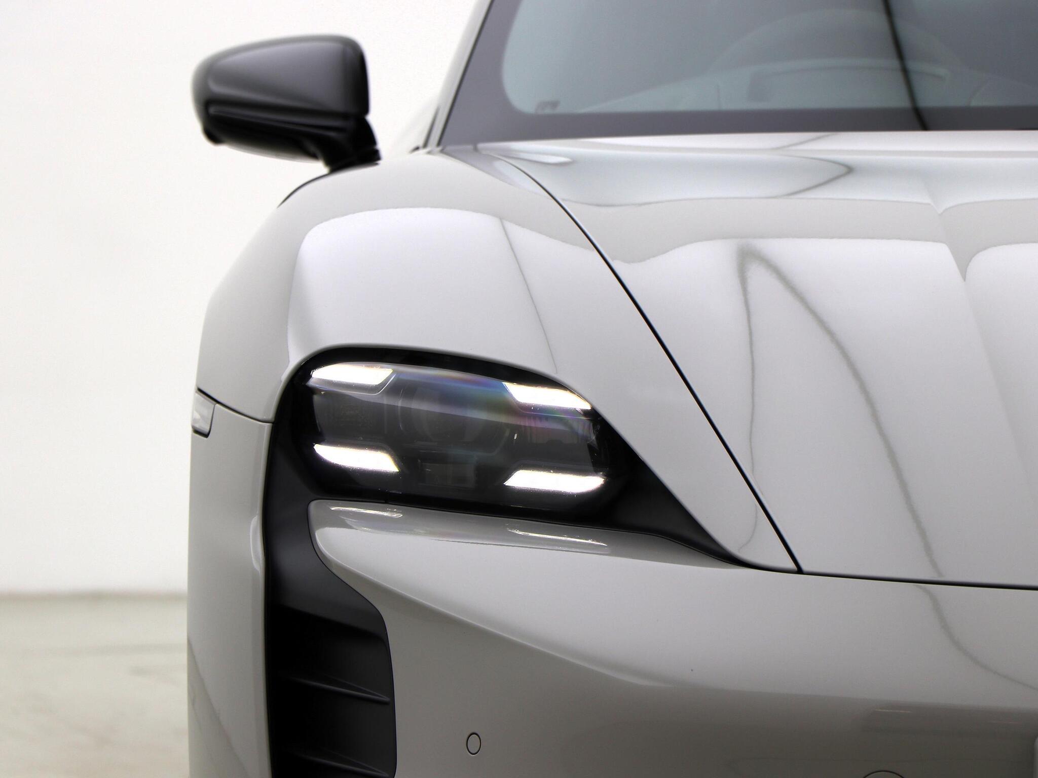 Porsche Taycan view 10