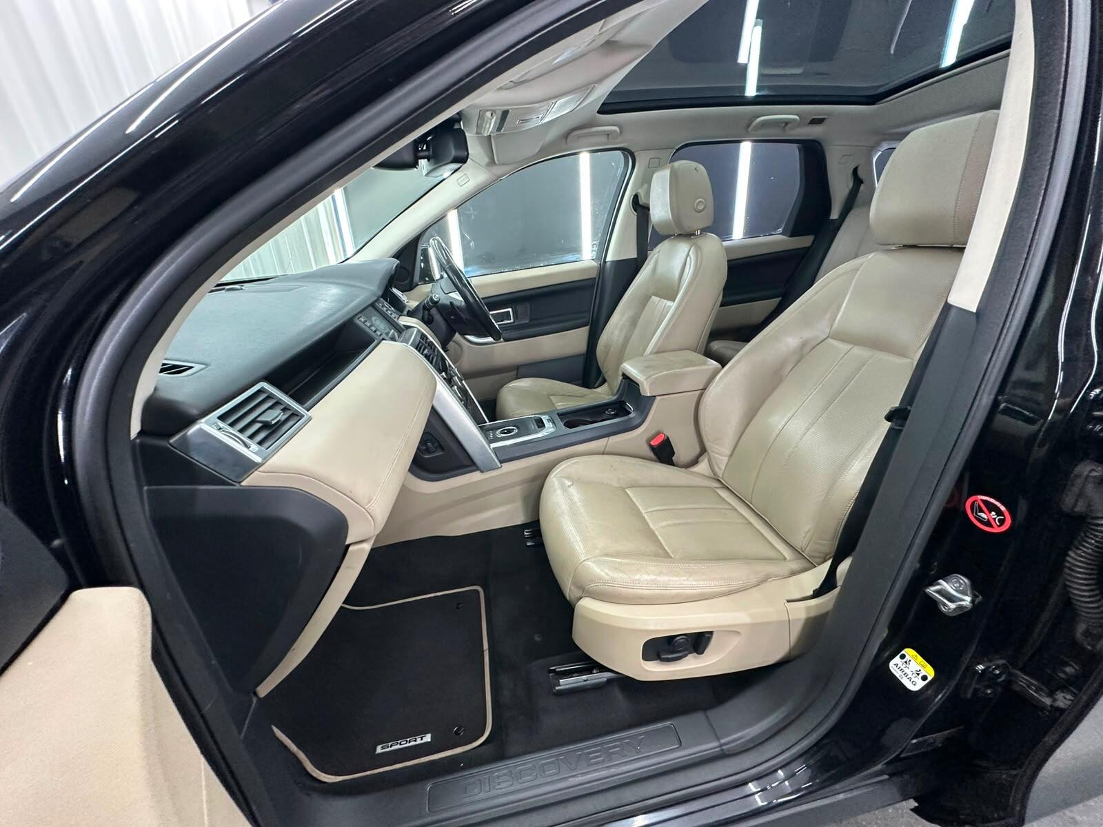Land Rover Discovery Sport view 30