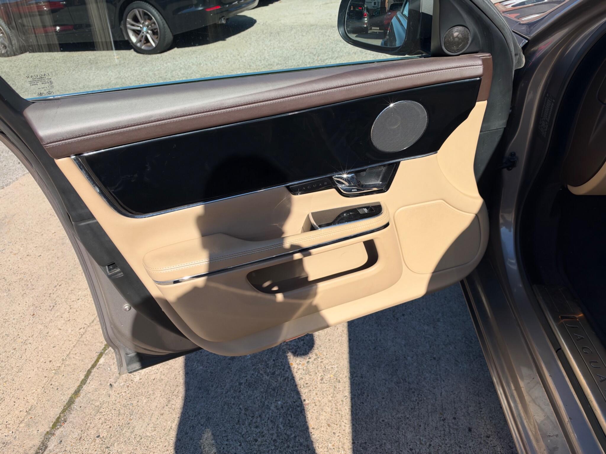 Jaguar XJ view 25