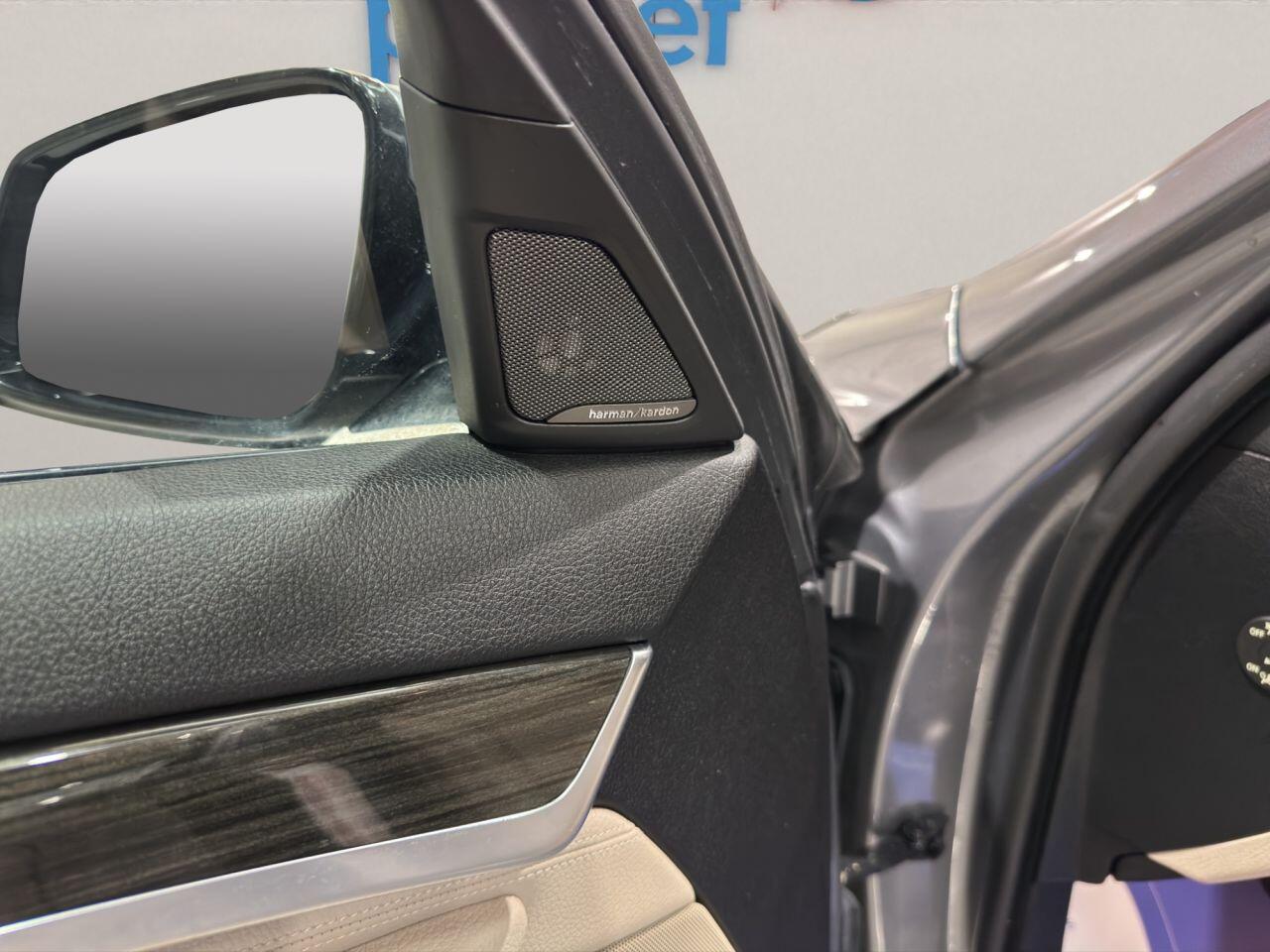 BMW 5 Series view 38