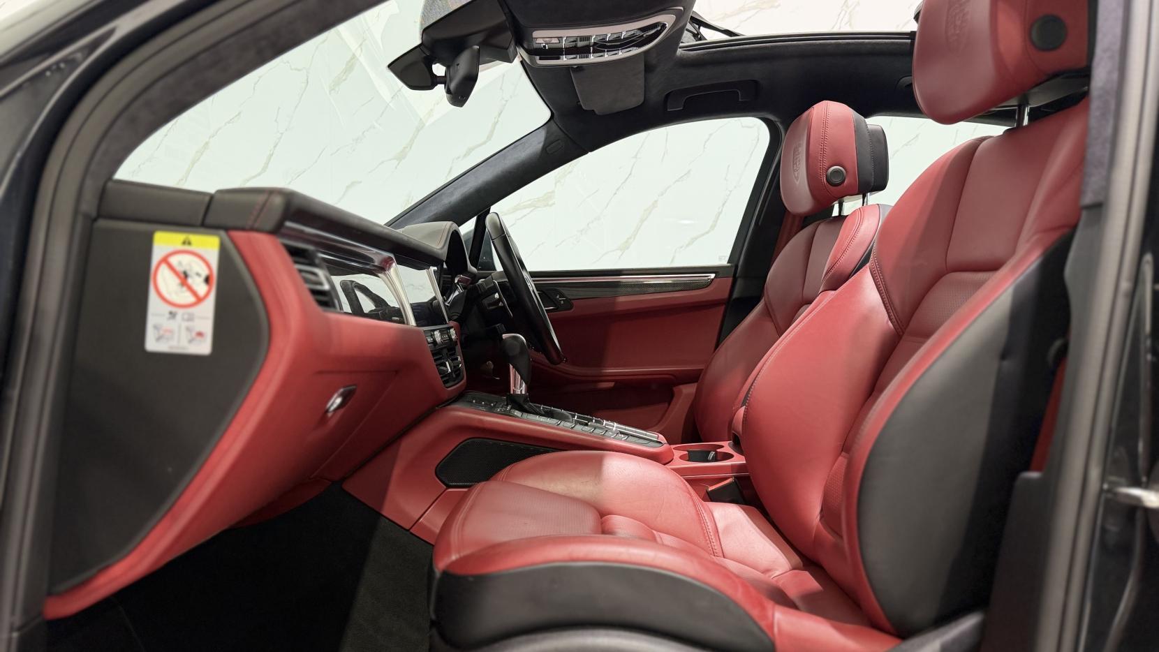 Porsche Macan view 31