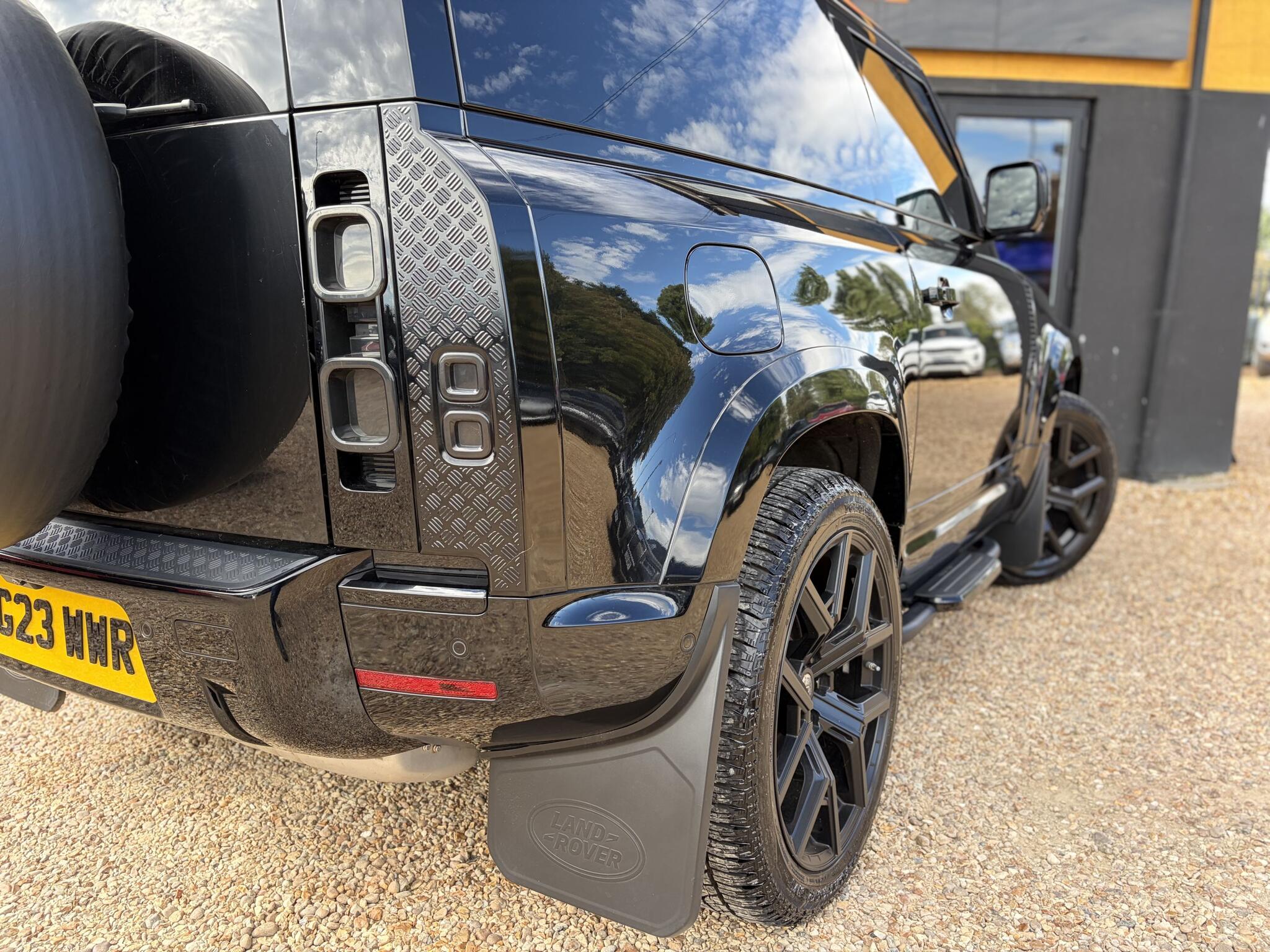 Land Rover Defender 90 view 12
