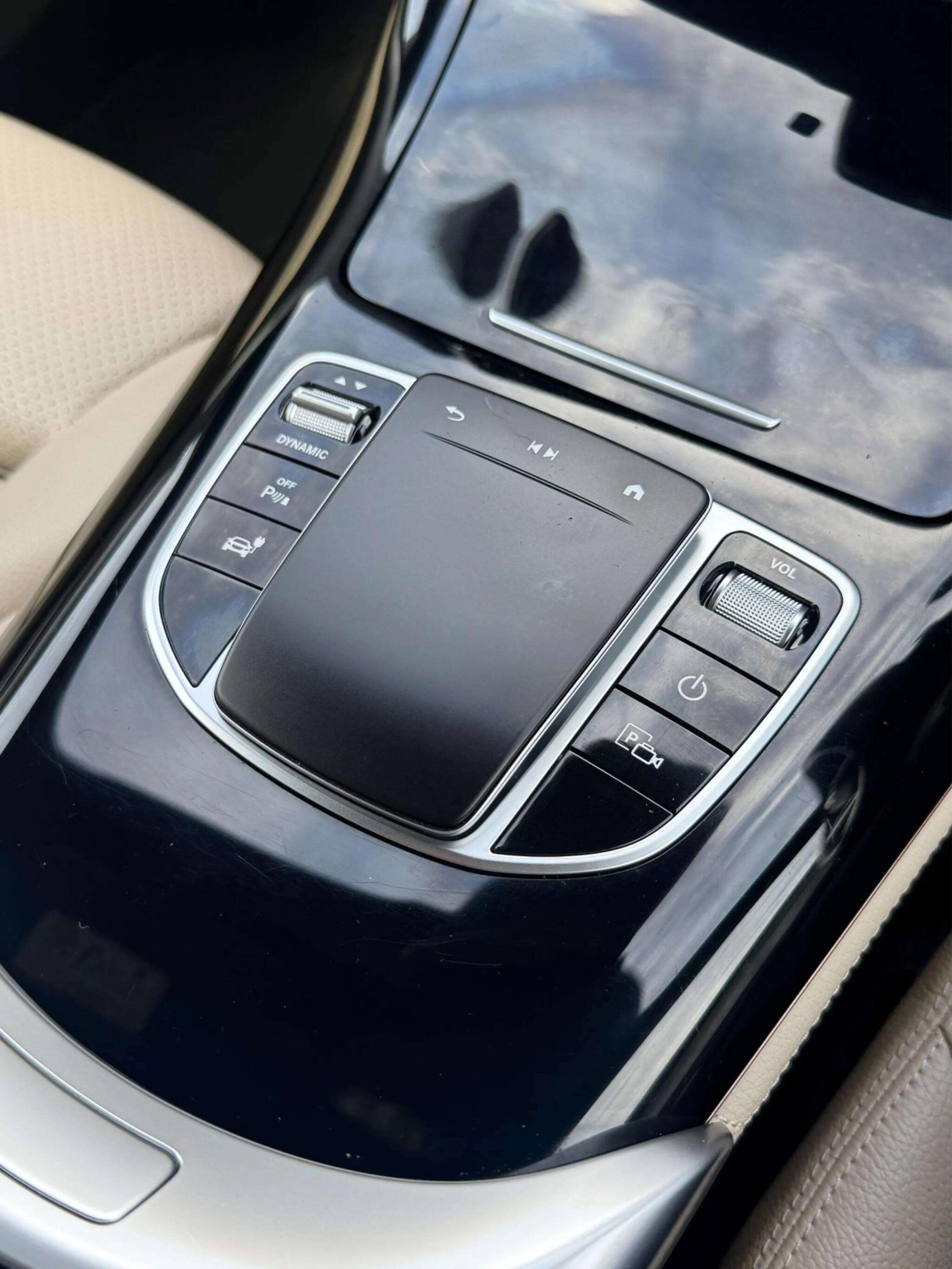Mercedes-Benz EQC view 55