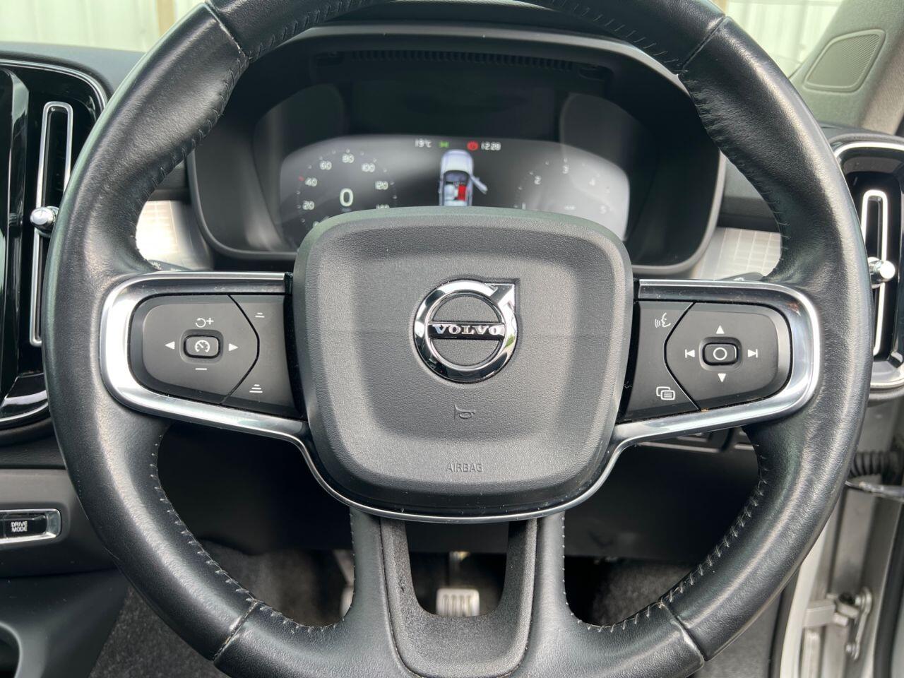 Volvo XC40 view 16