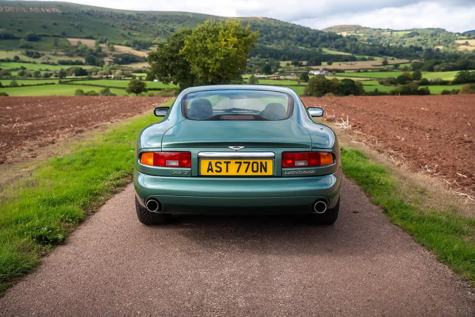 Aston Martin DB7 view 4