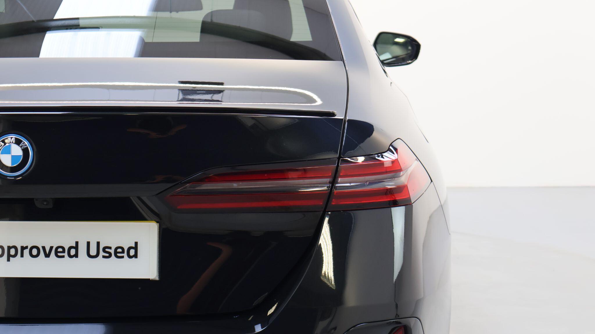 BMW 5 Series view 20