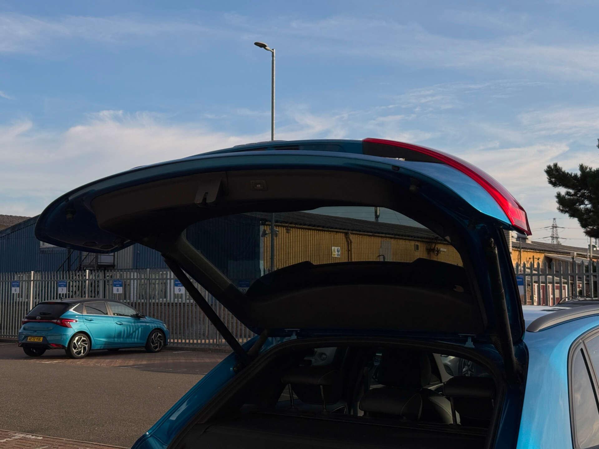 Audi Q3 view 32