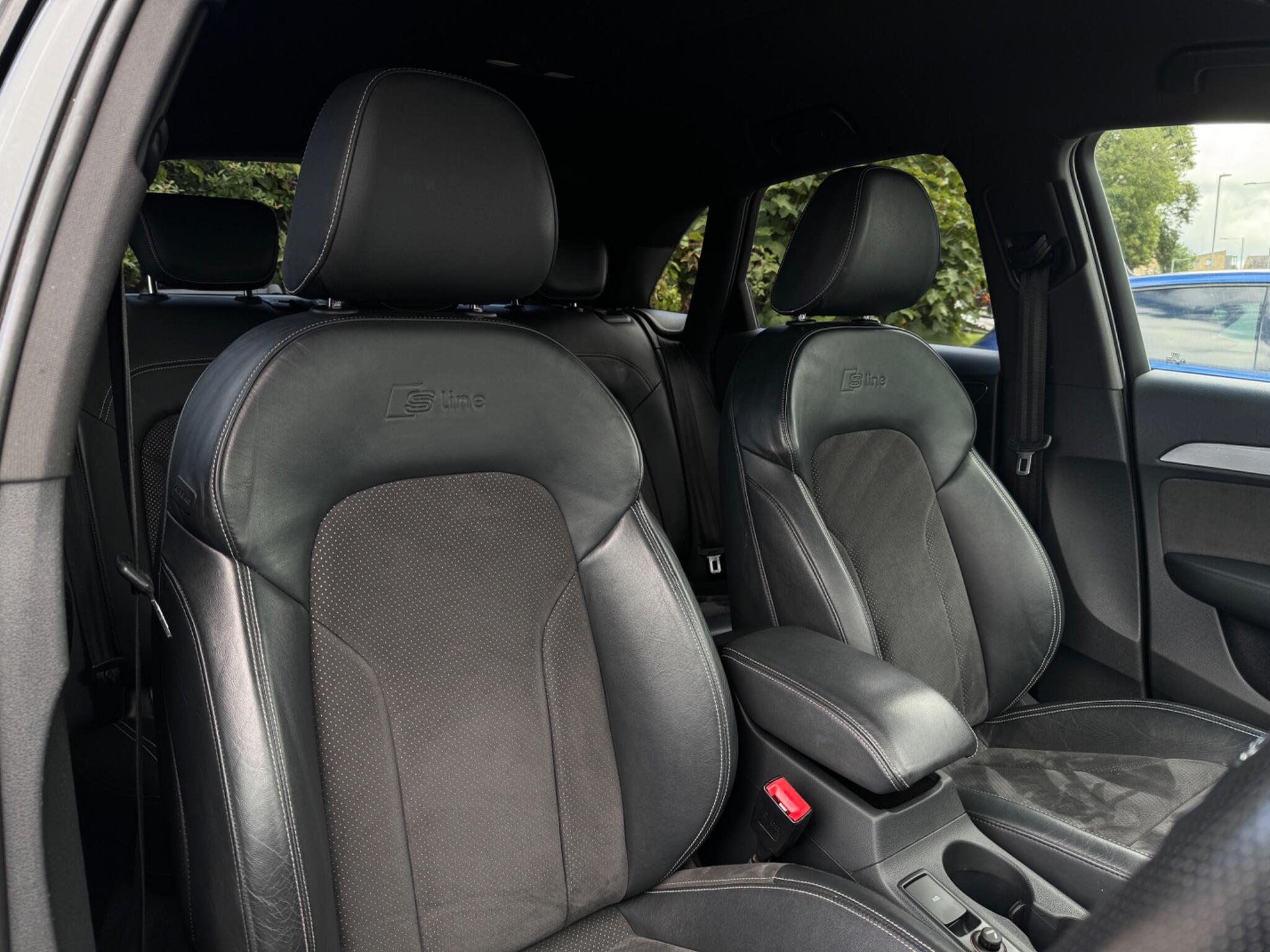 Audi Q3 view 19