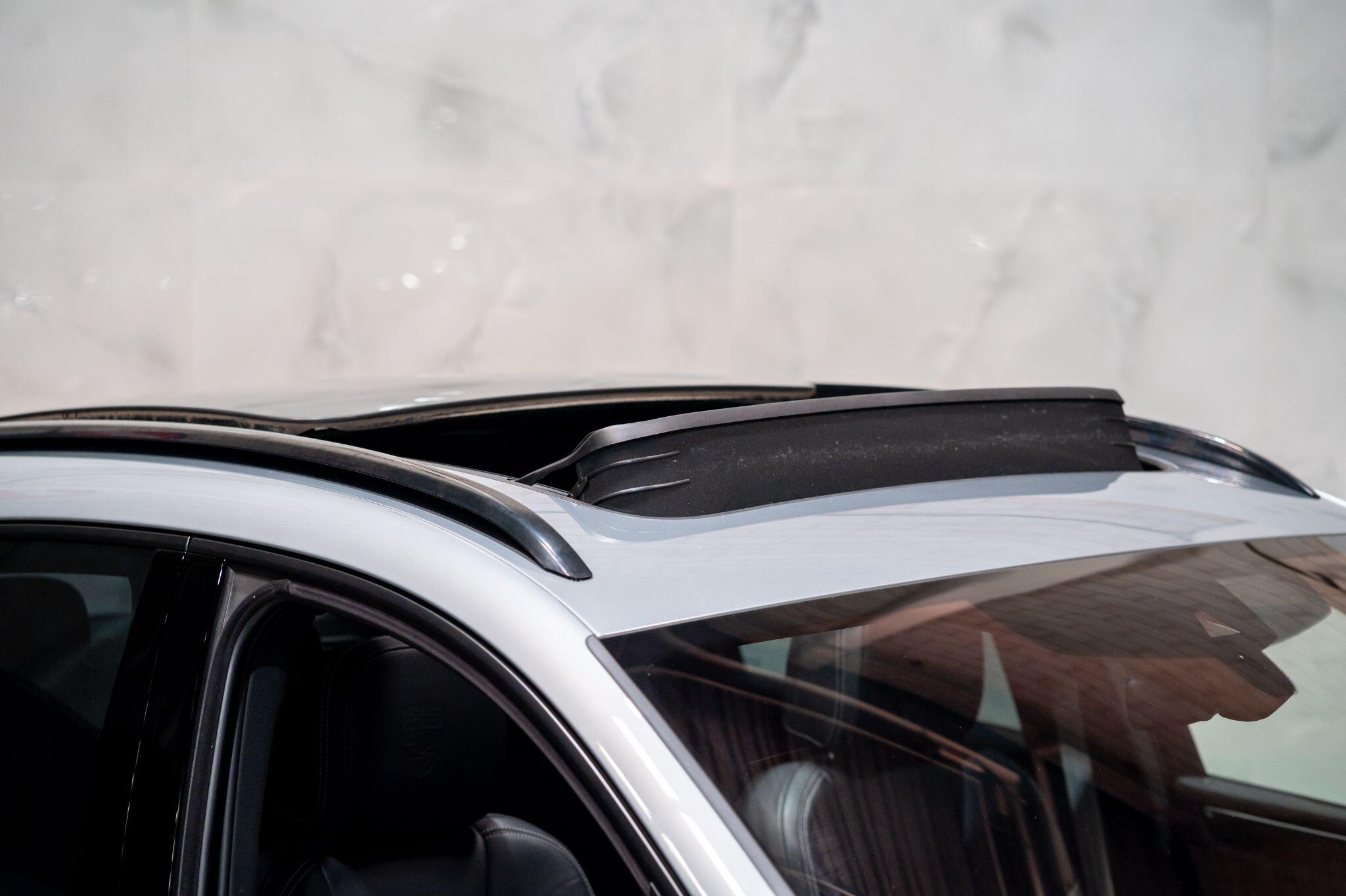 Porsche Macan view 3