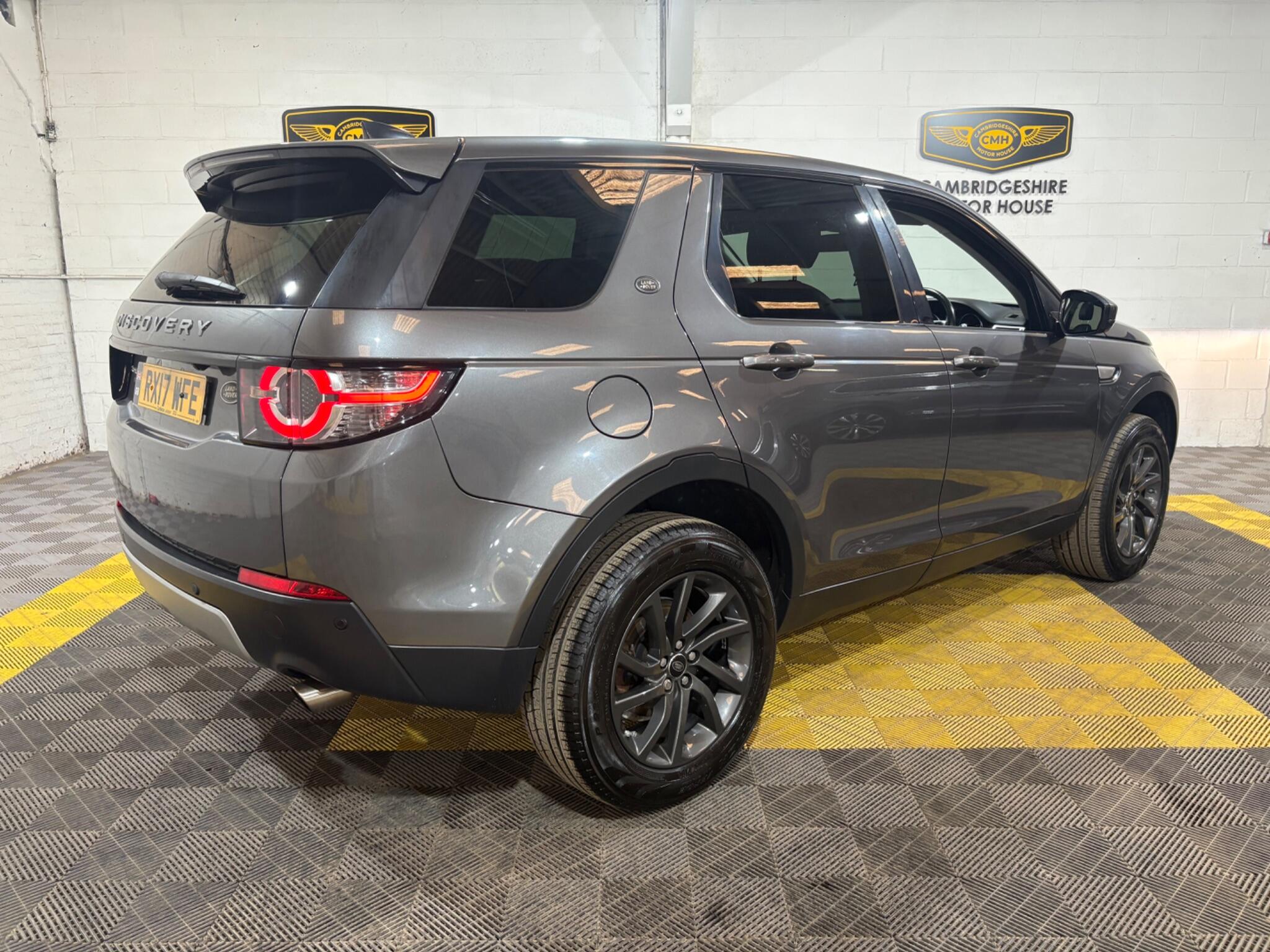 Land Rover Discovery Sport view 16