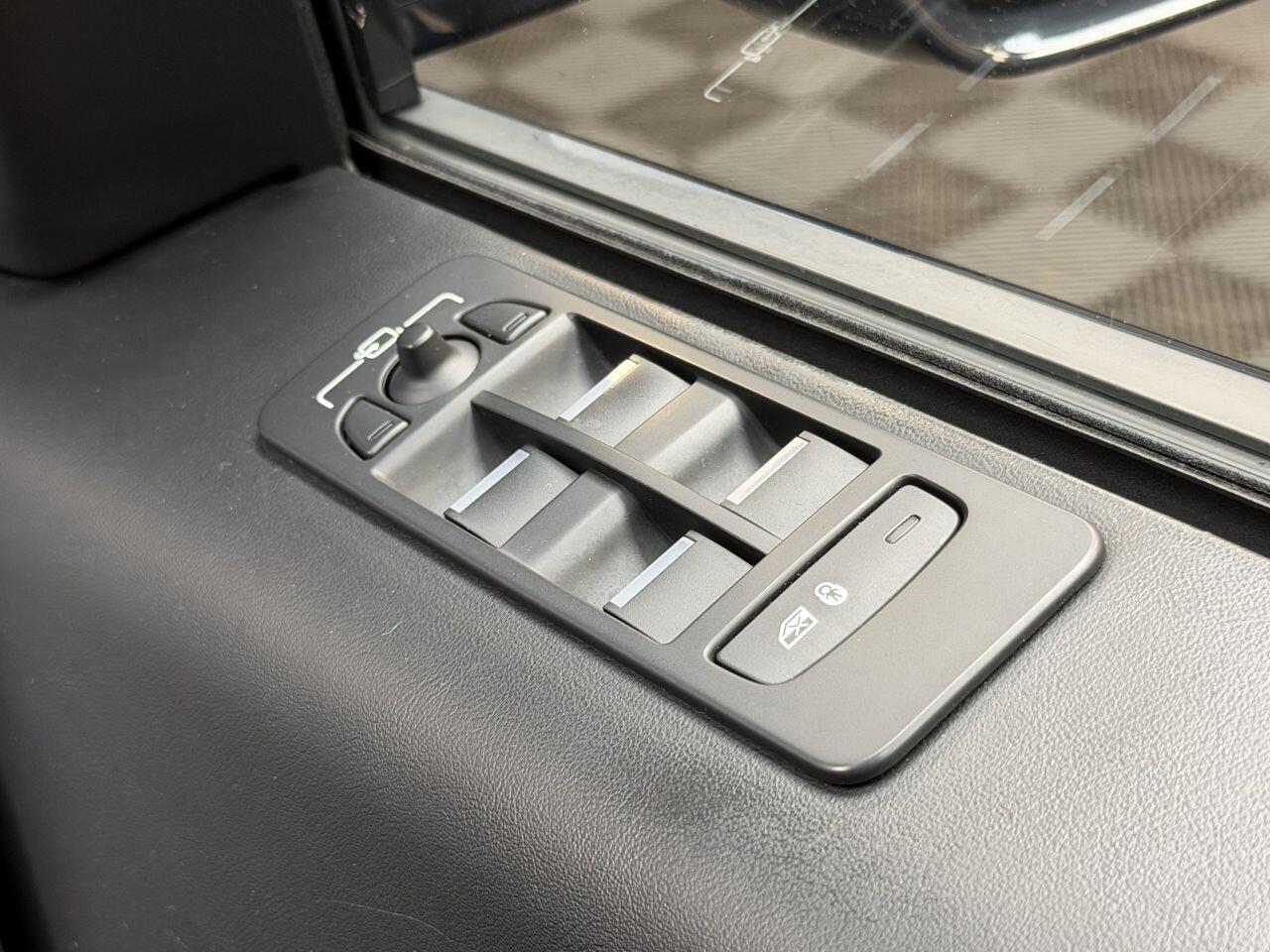 Land Rover Discovery Sport view 34