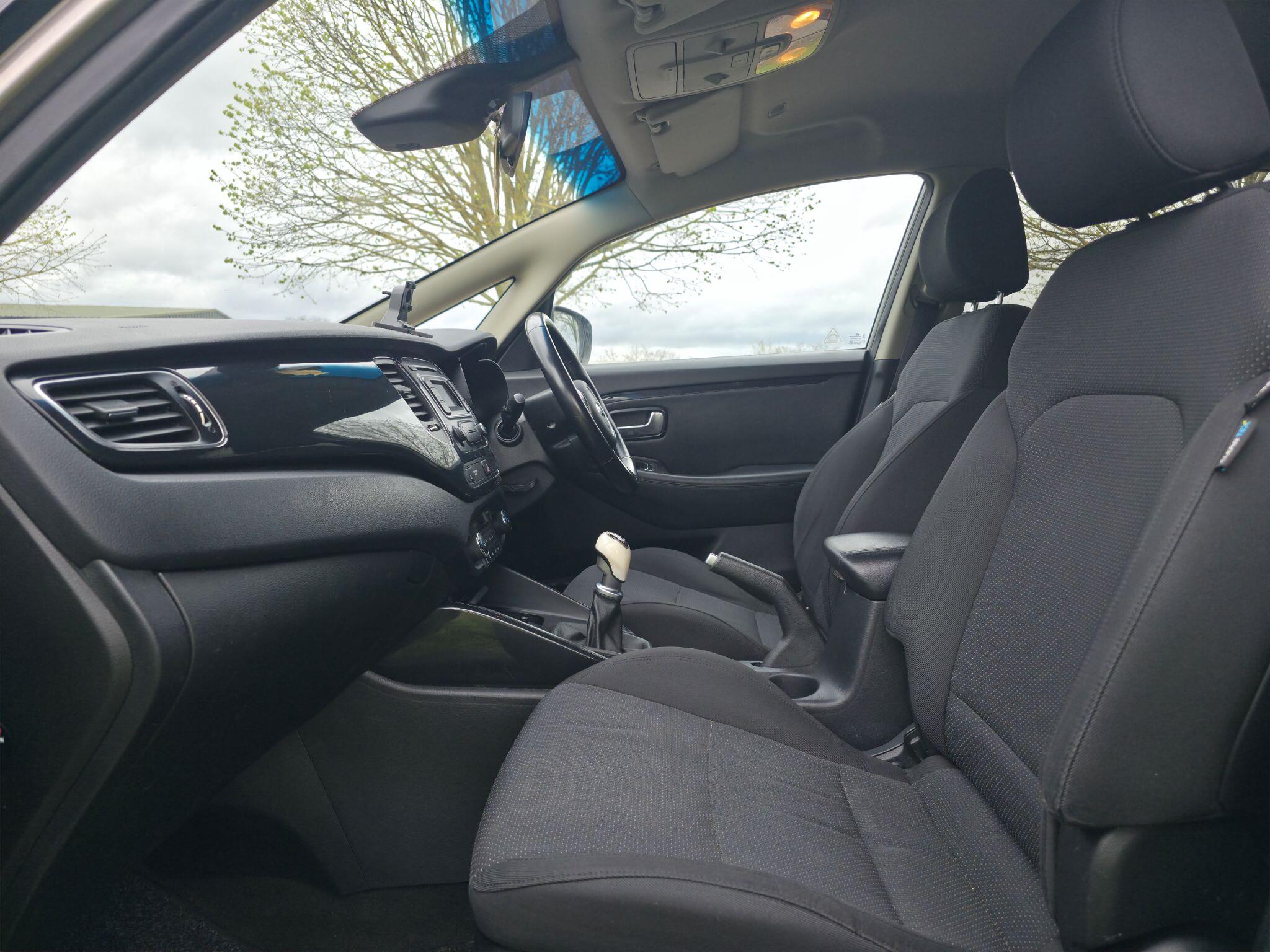 Kia Carens view 25