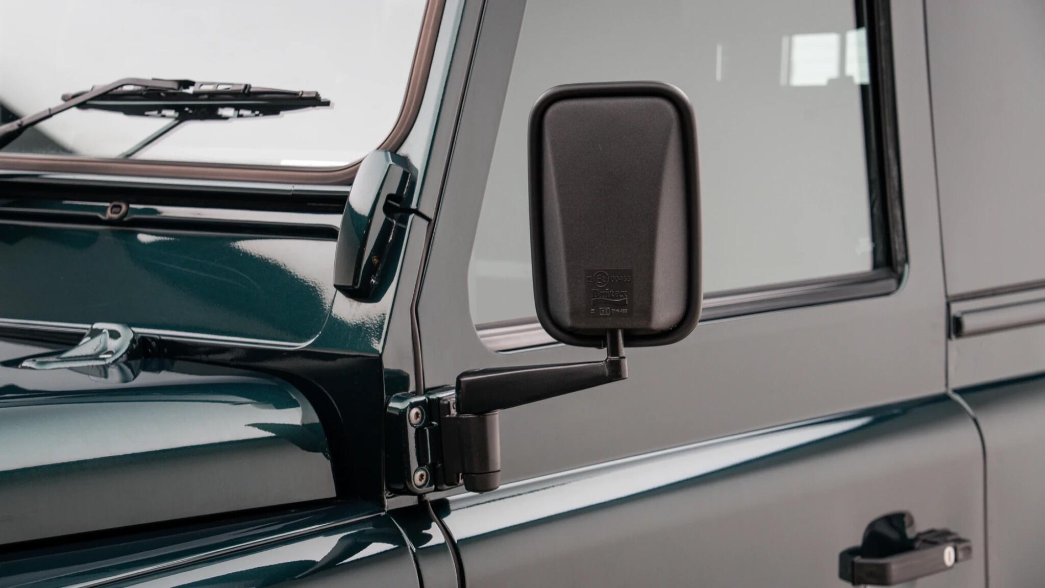 Land Rover Defender 90 view 27