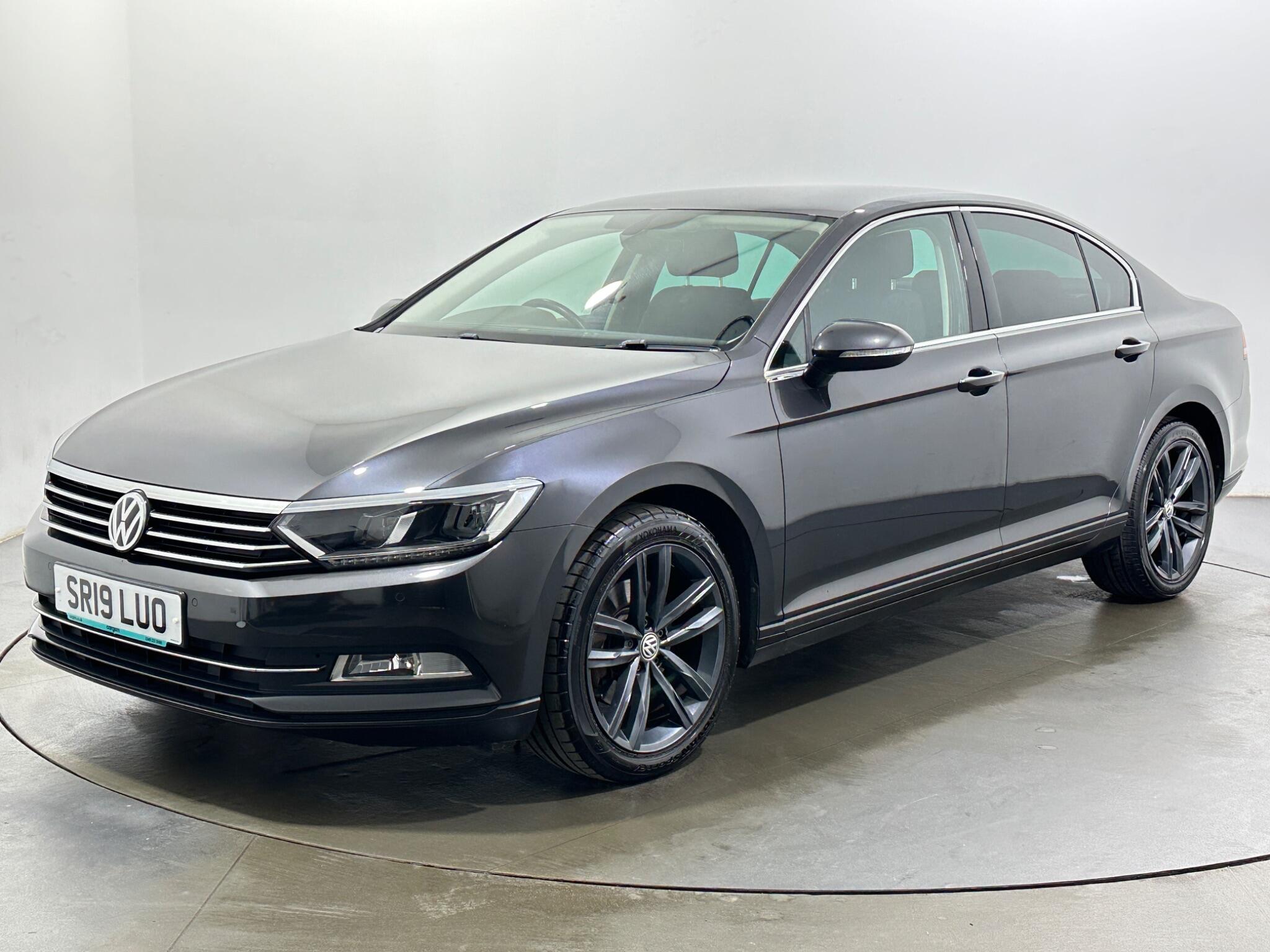 Volkswagen Passat view 4