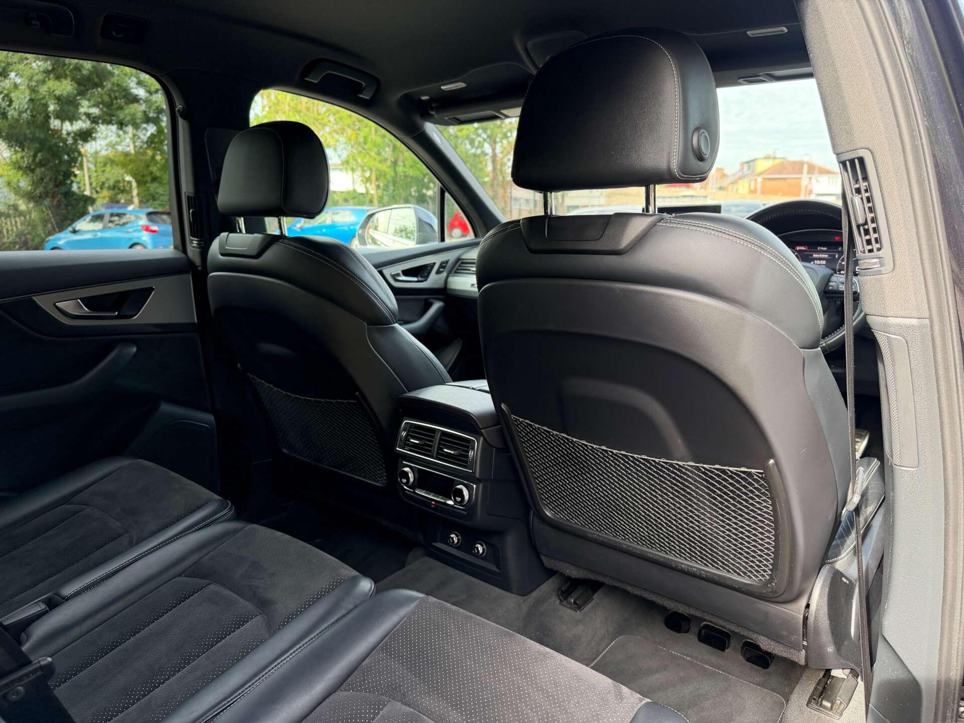 Audi Q7 view 29
