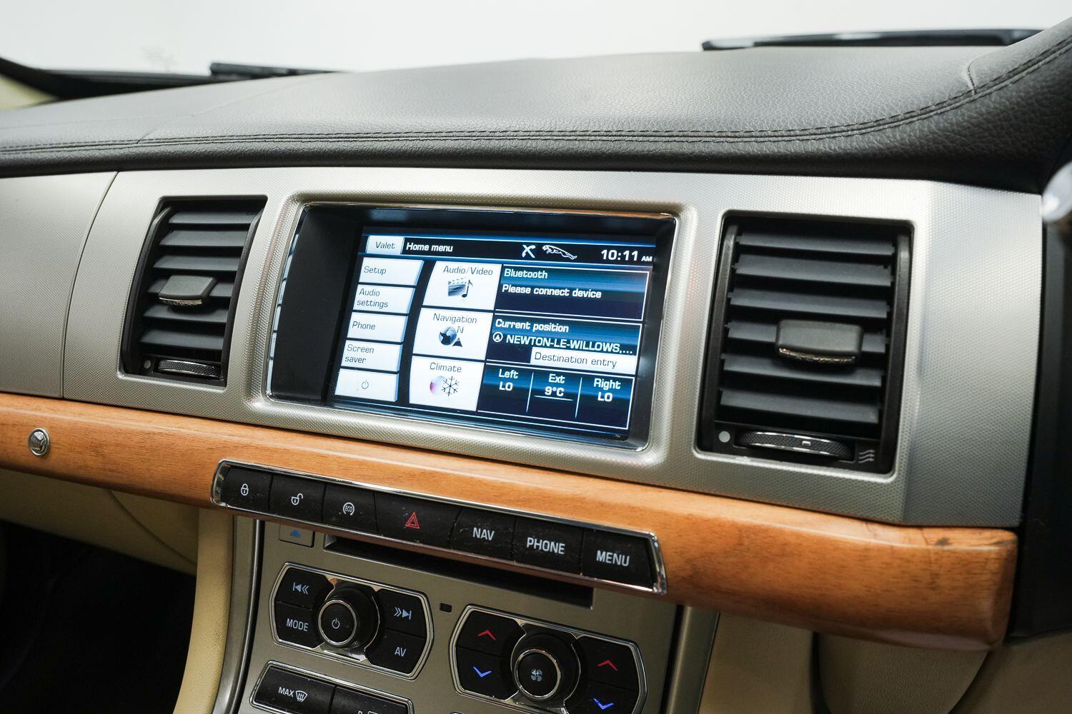 Jaguar XF view 23