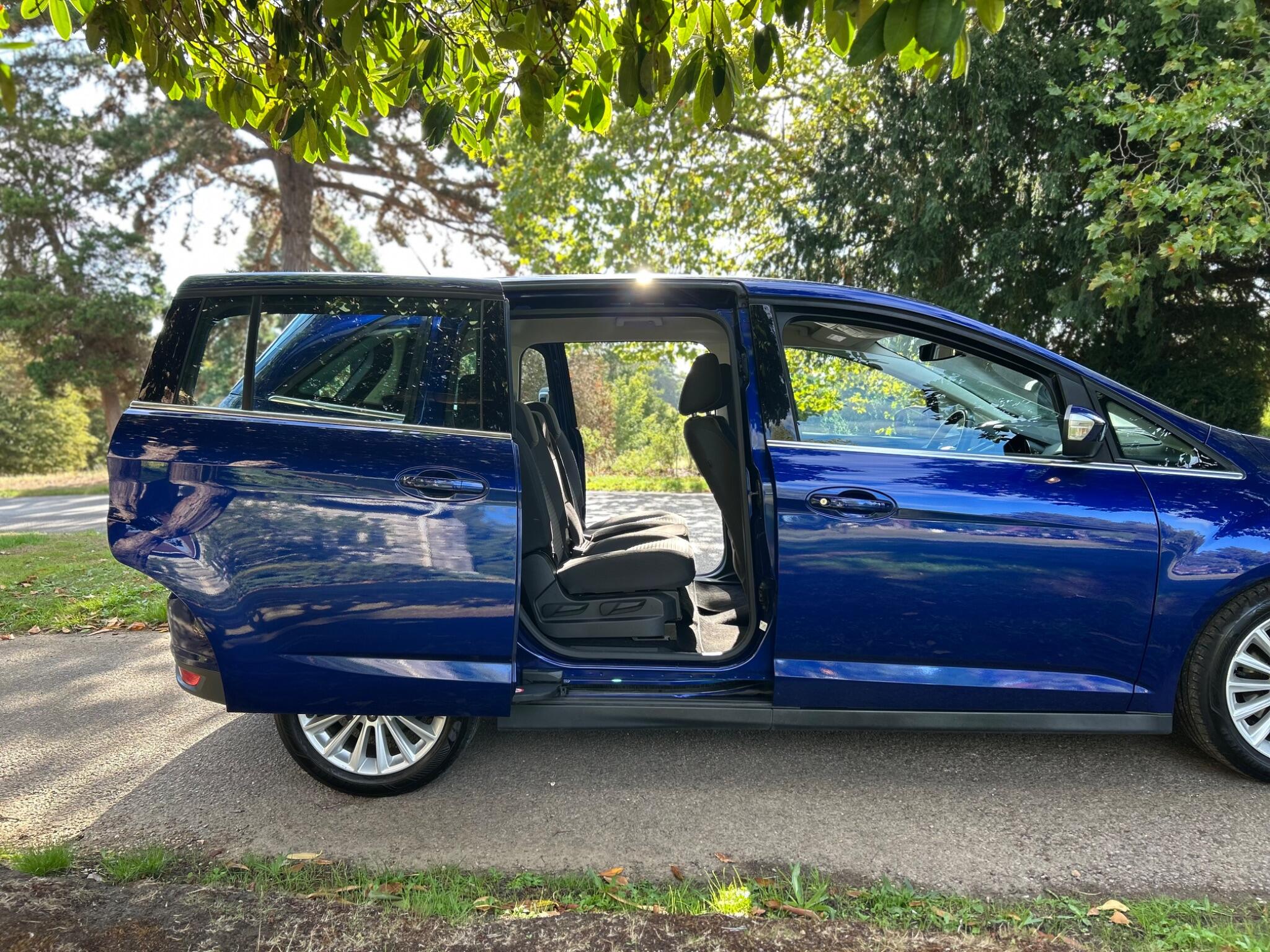 Ford Grand C-Max view 18