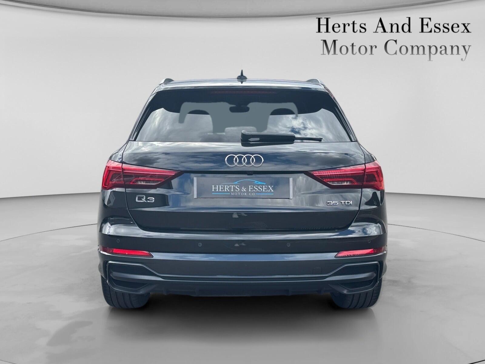 Audi Q3 view 6