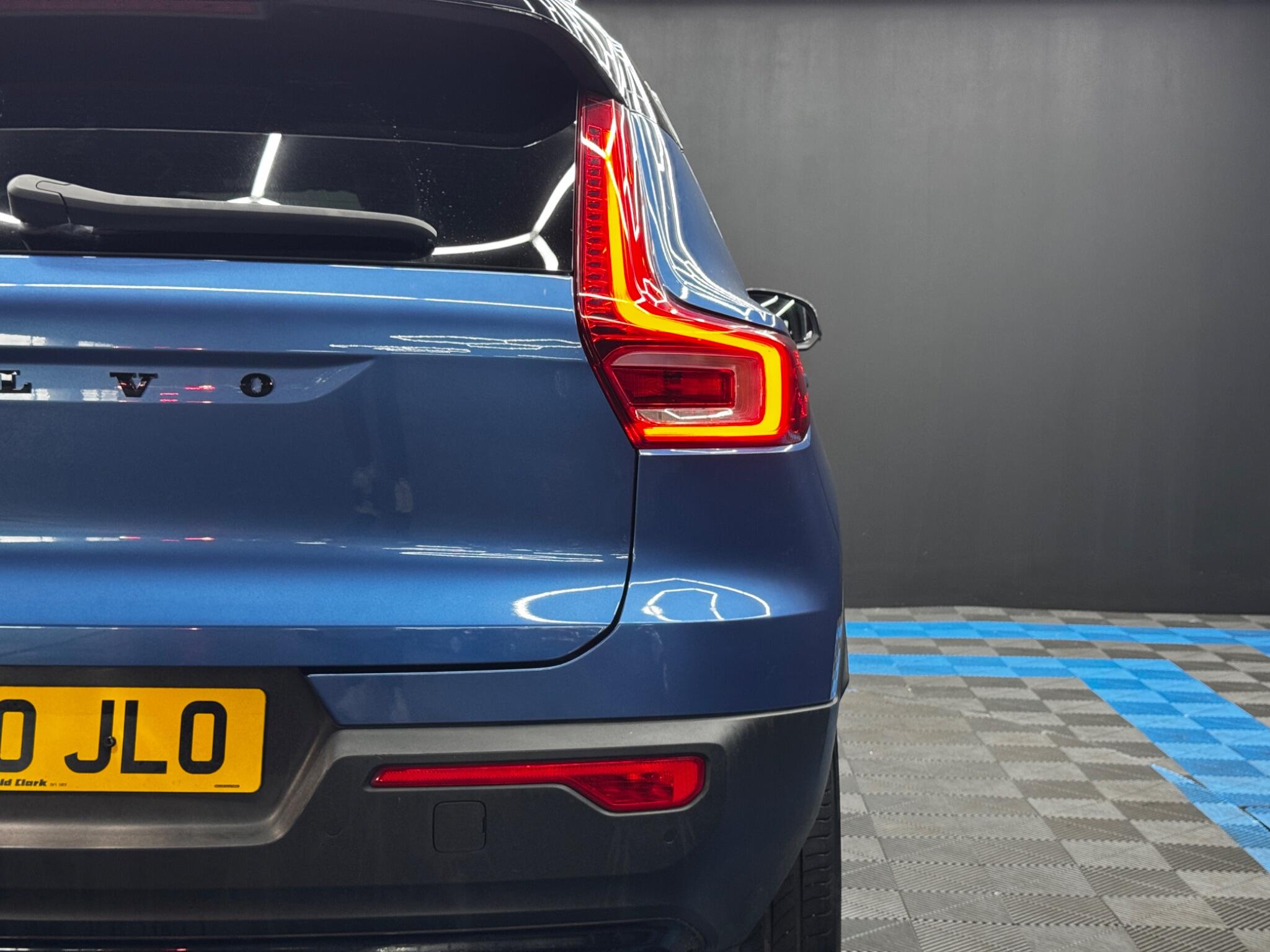 Volvo XC40 view 40